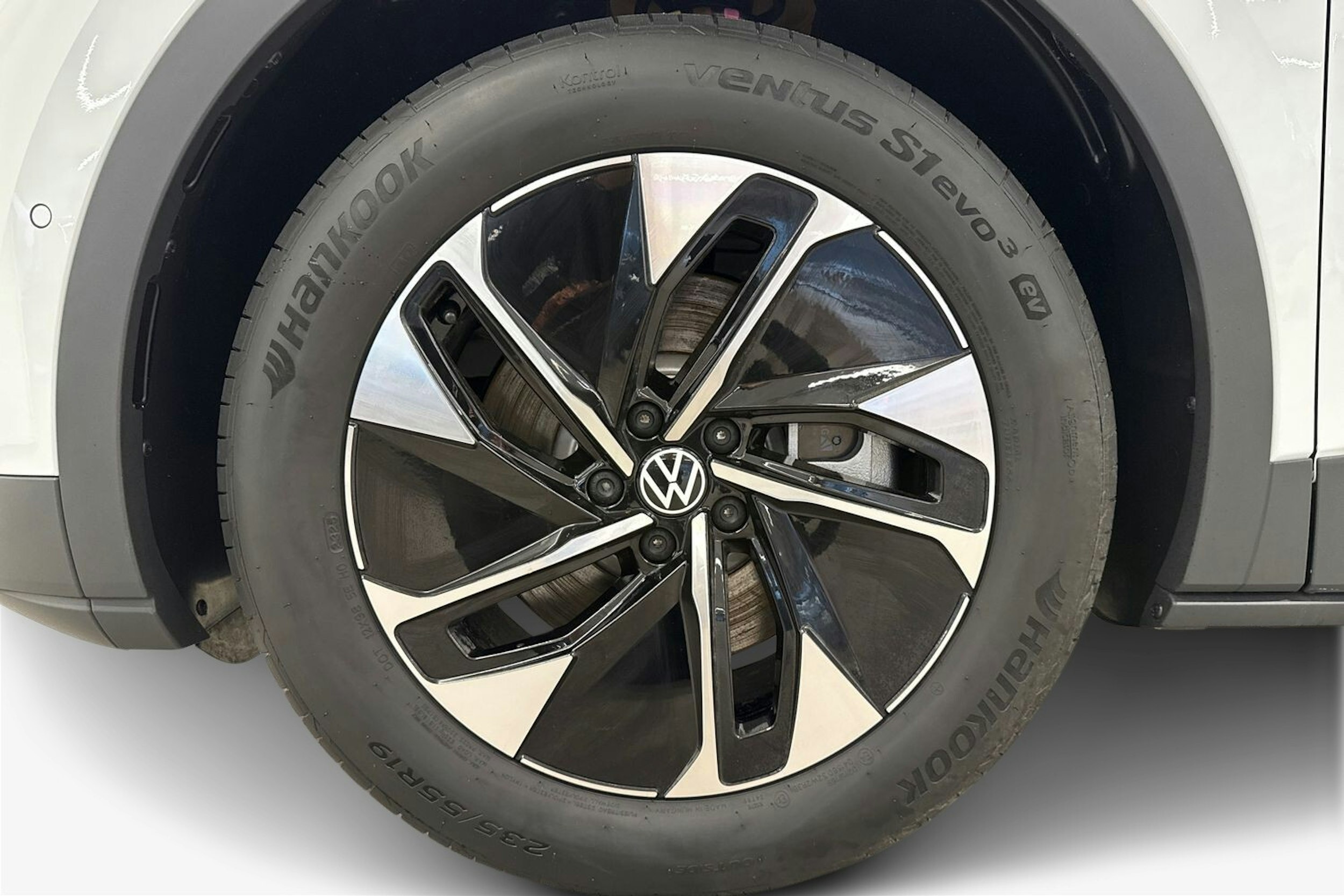 valkoinen Volkswagen ID.4 2025 kuva 8.