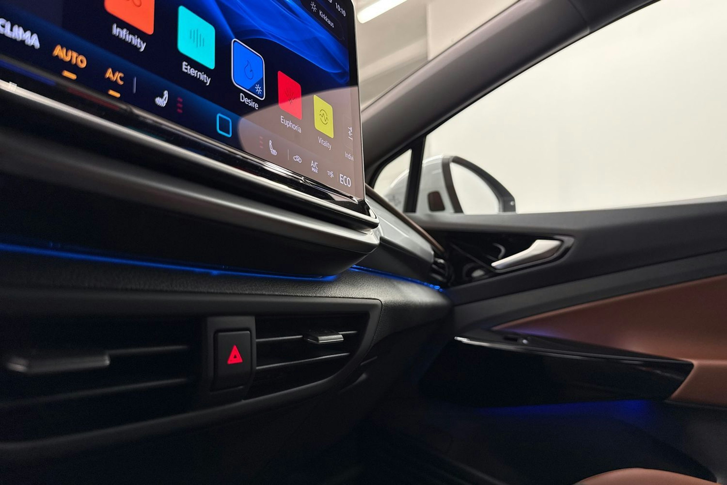 valkoinen Volkswagen ID.4 2025 kuva 23.