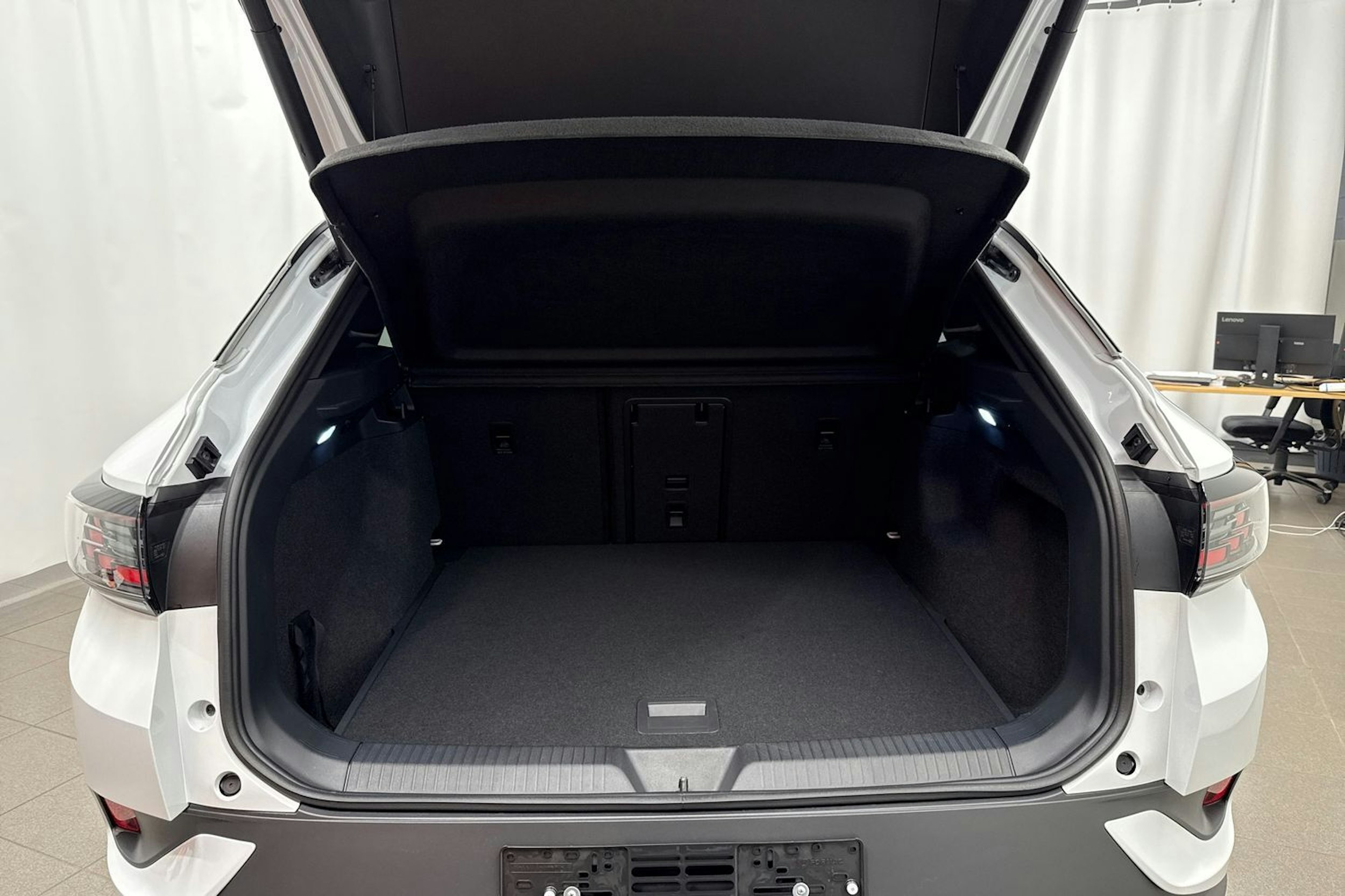 valkoinen Volkswagen ID.4 2025 kuva 34.