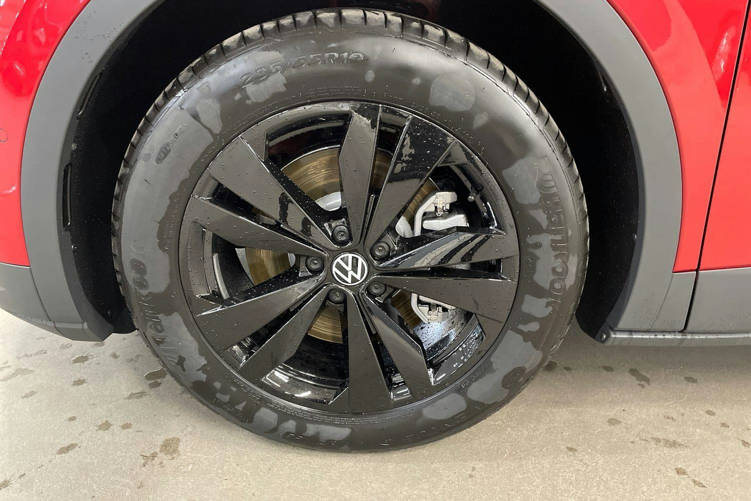 punainen Volkswagen ID.4 2025 kuva 9.