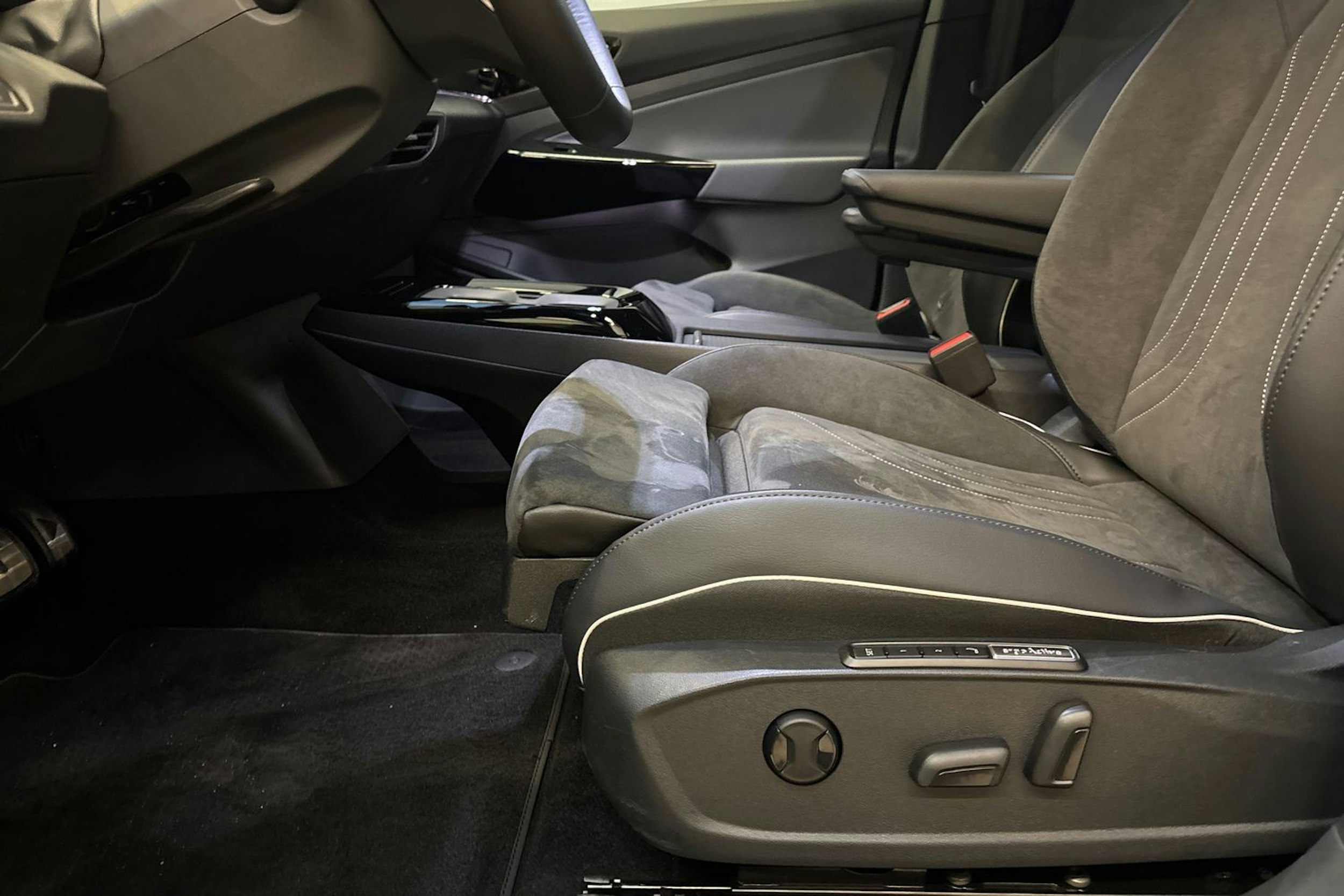 sininen Volkswagen ID.4 2025 kuva 16.