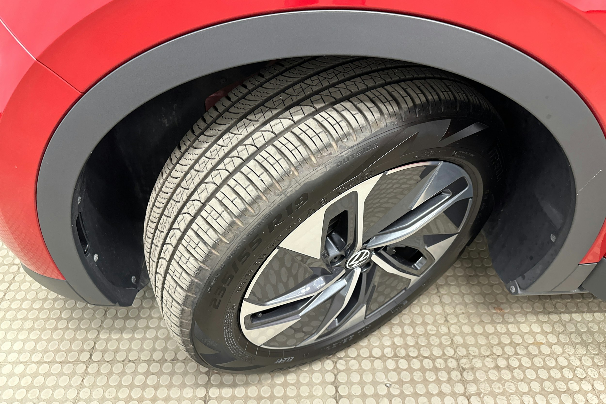 punainen Volkswagen ID.4 2025 kuva 13.