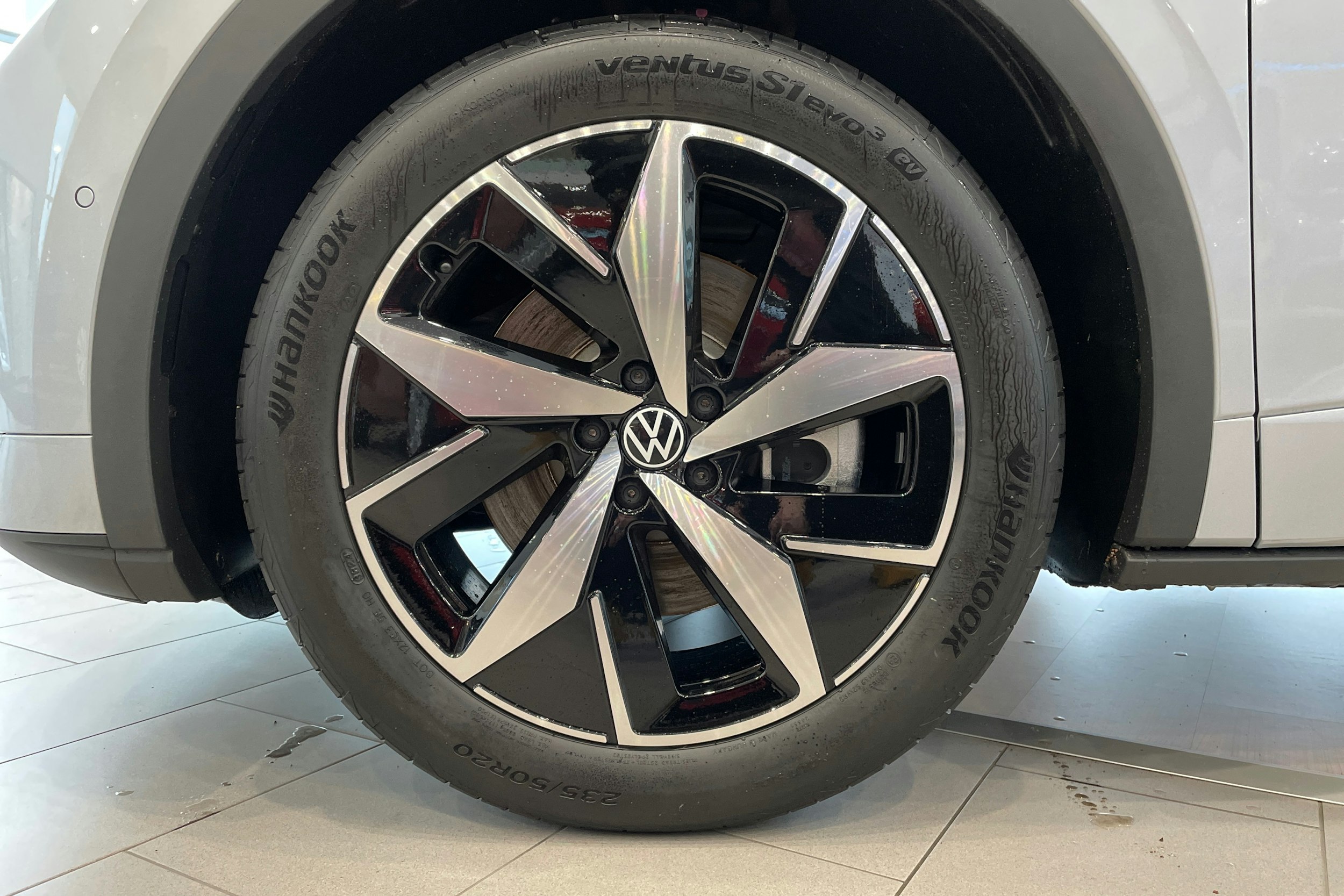 harmaa Volkswagen ID.4 2025 kuva 10.