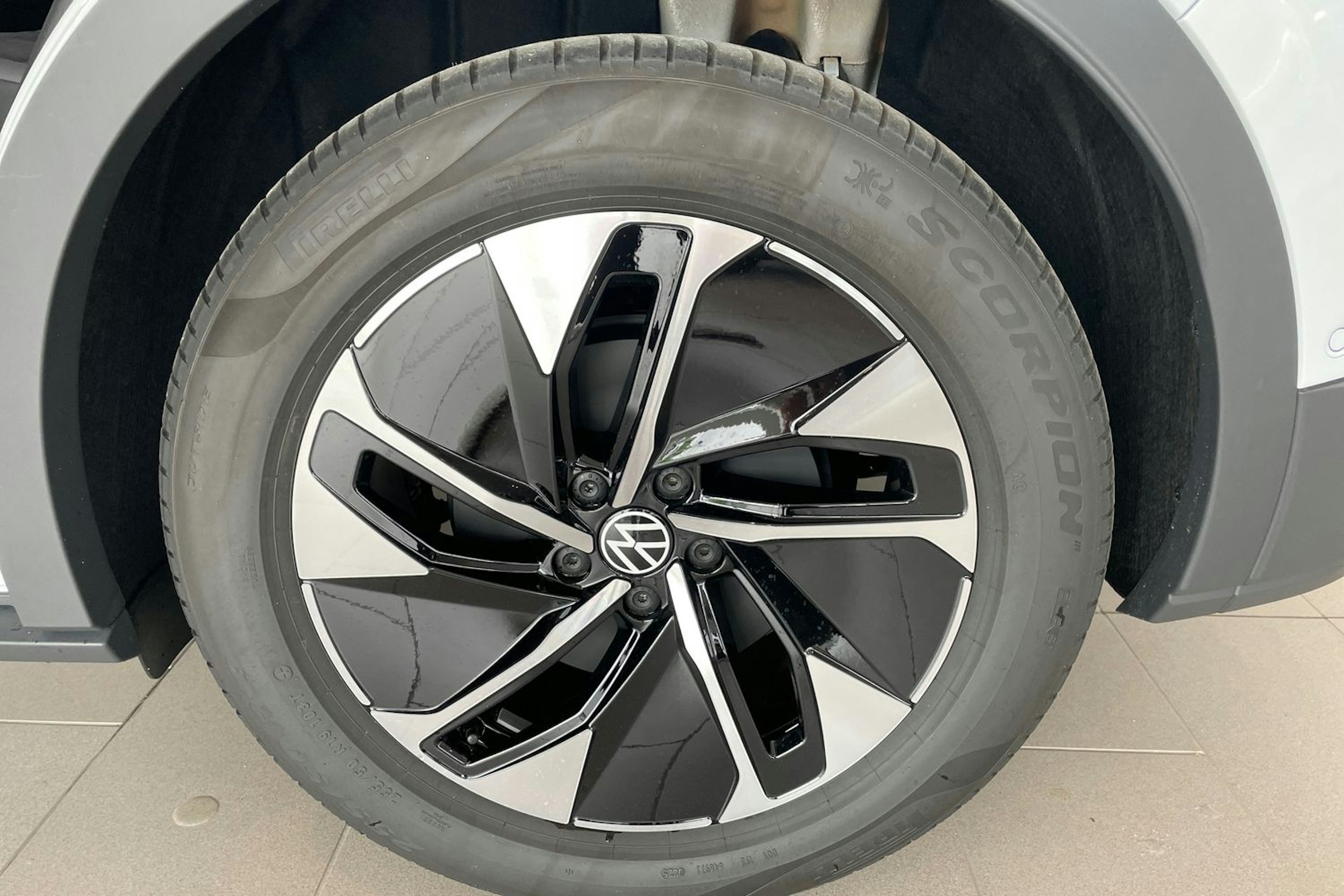 valkoinen Volkswagen ID.4 2025 kuva 10.