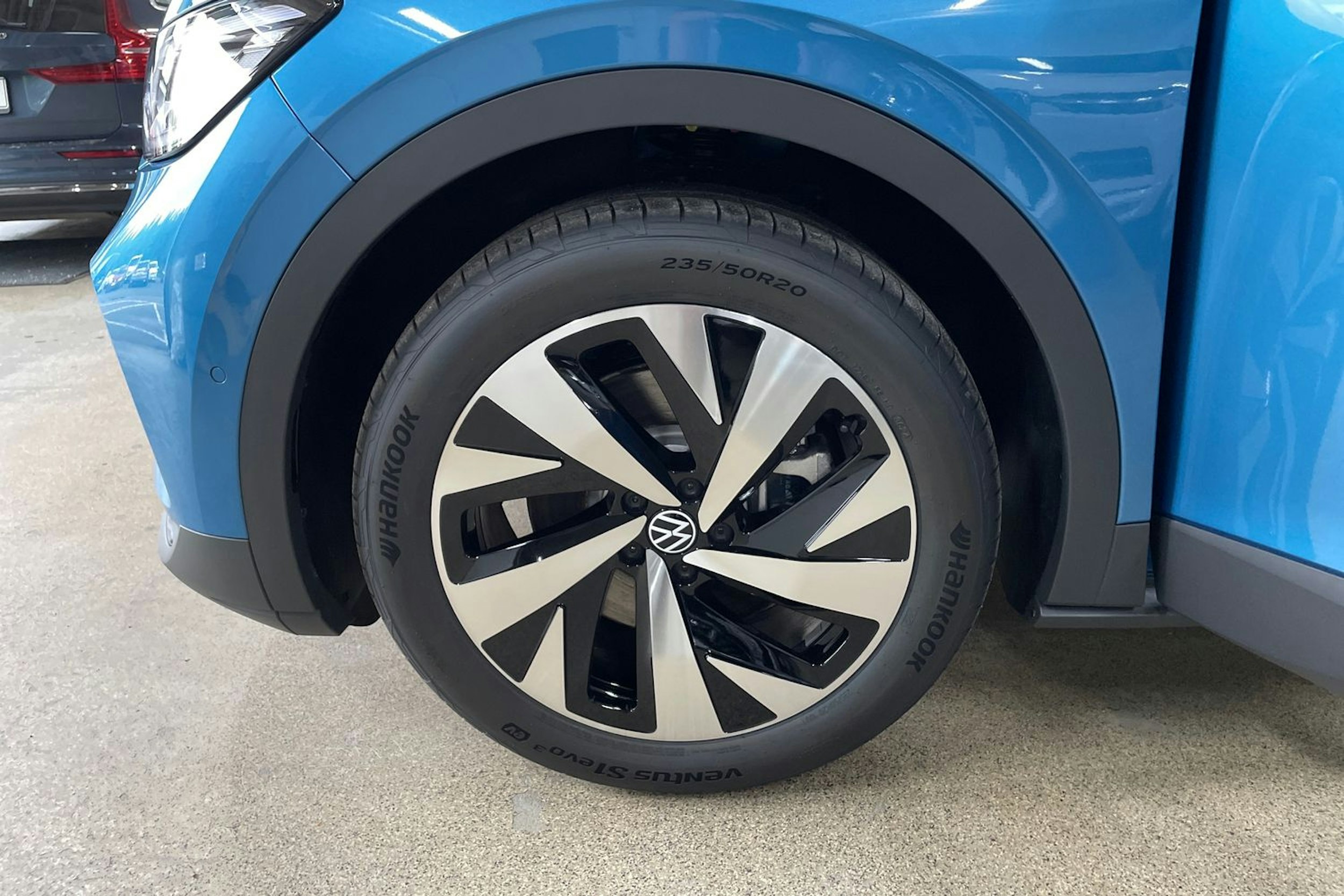 sininen Volkswagen ID.4 2025 kuva 10.