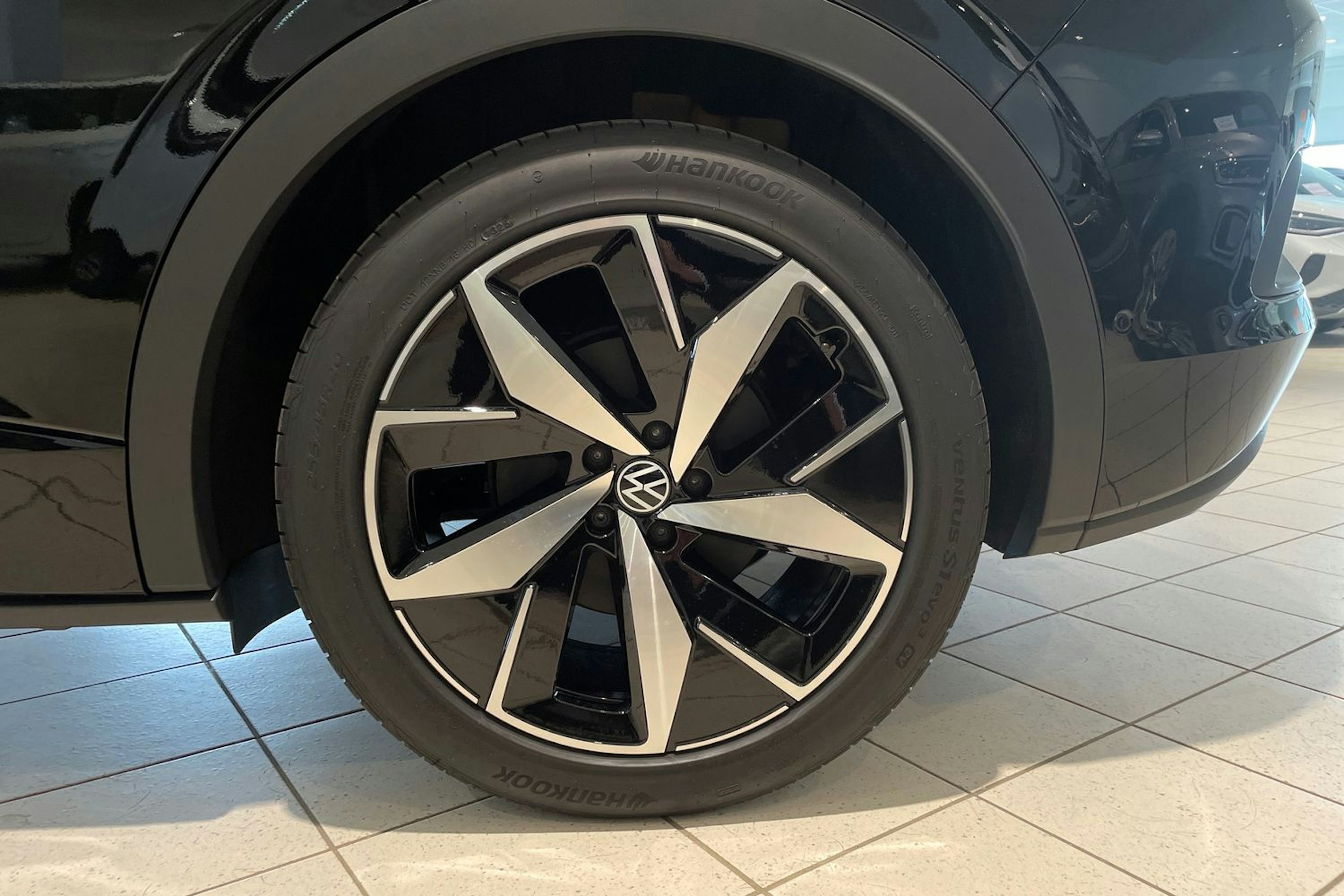 musta Volkswagen ID.4 2025 kuva 10.