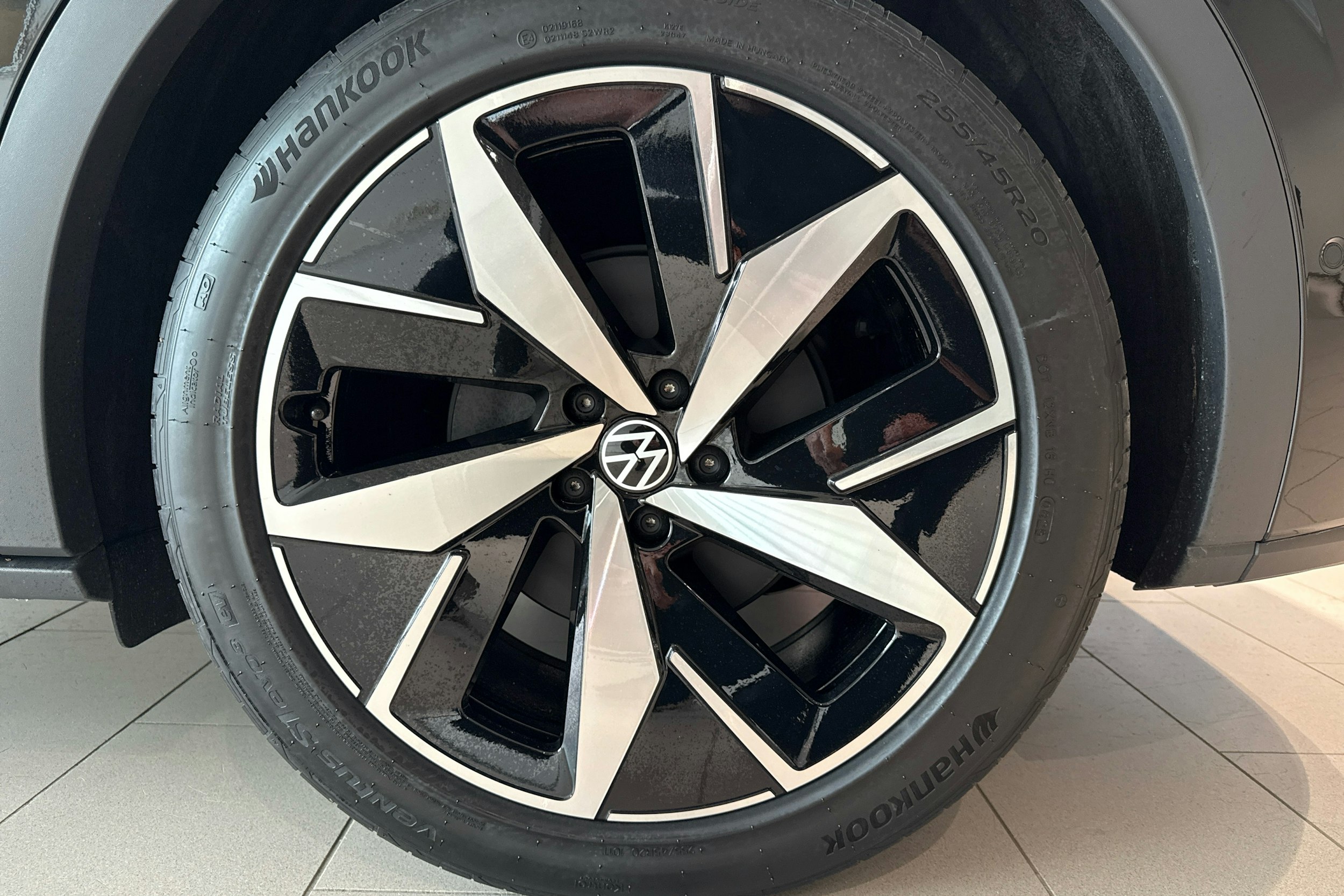 musta Volkswagen ID.4 2025 kuva 9.