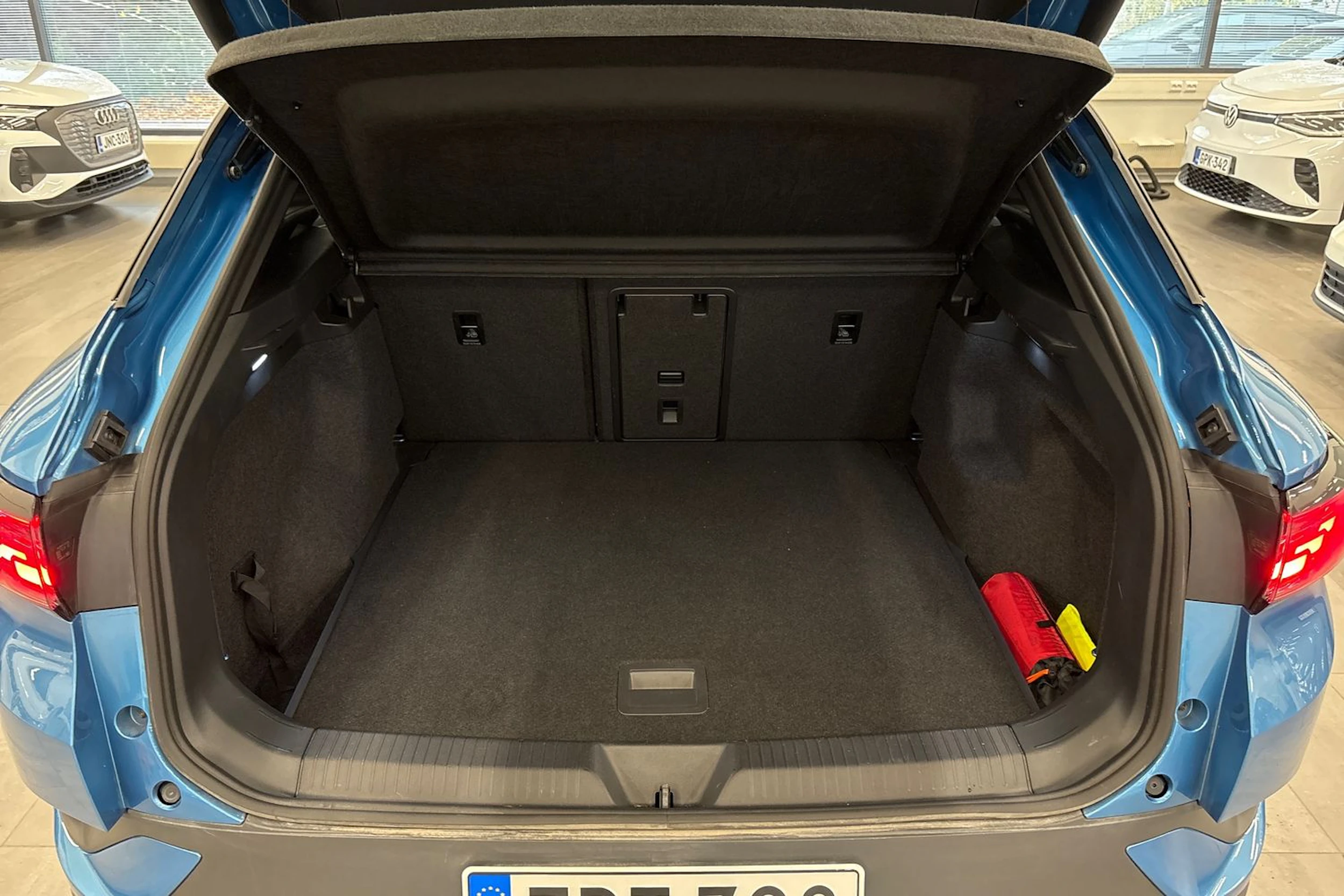 sininen Volkswagen ID.4 2025 kuva 16.