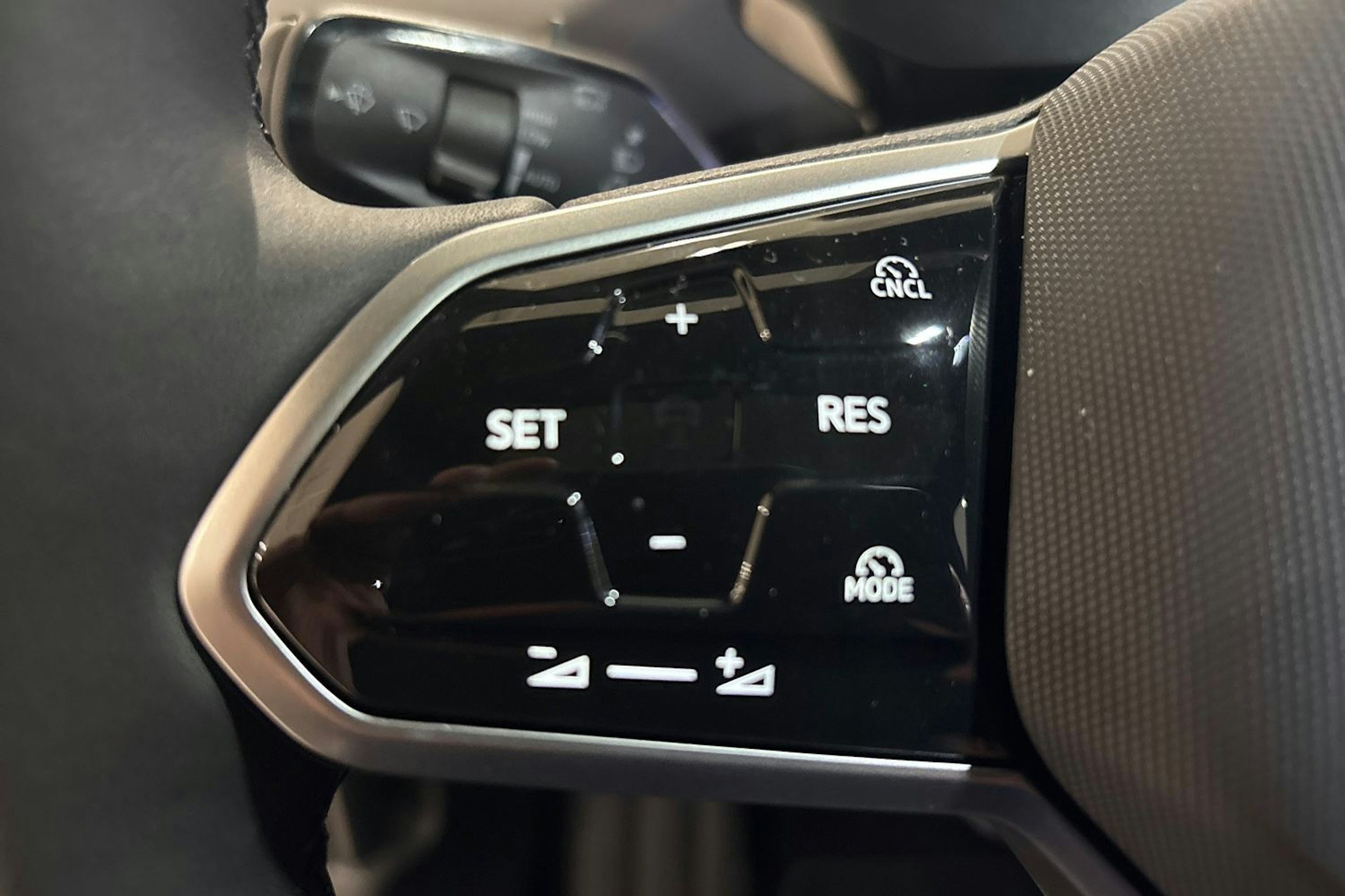 sininen Volkswagen ID.4 2025 kuva 16.