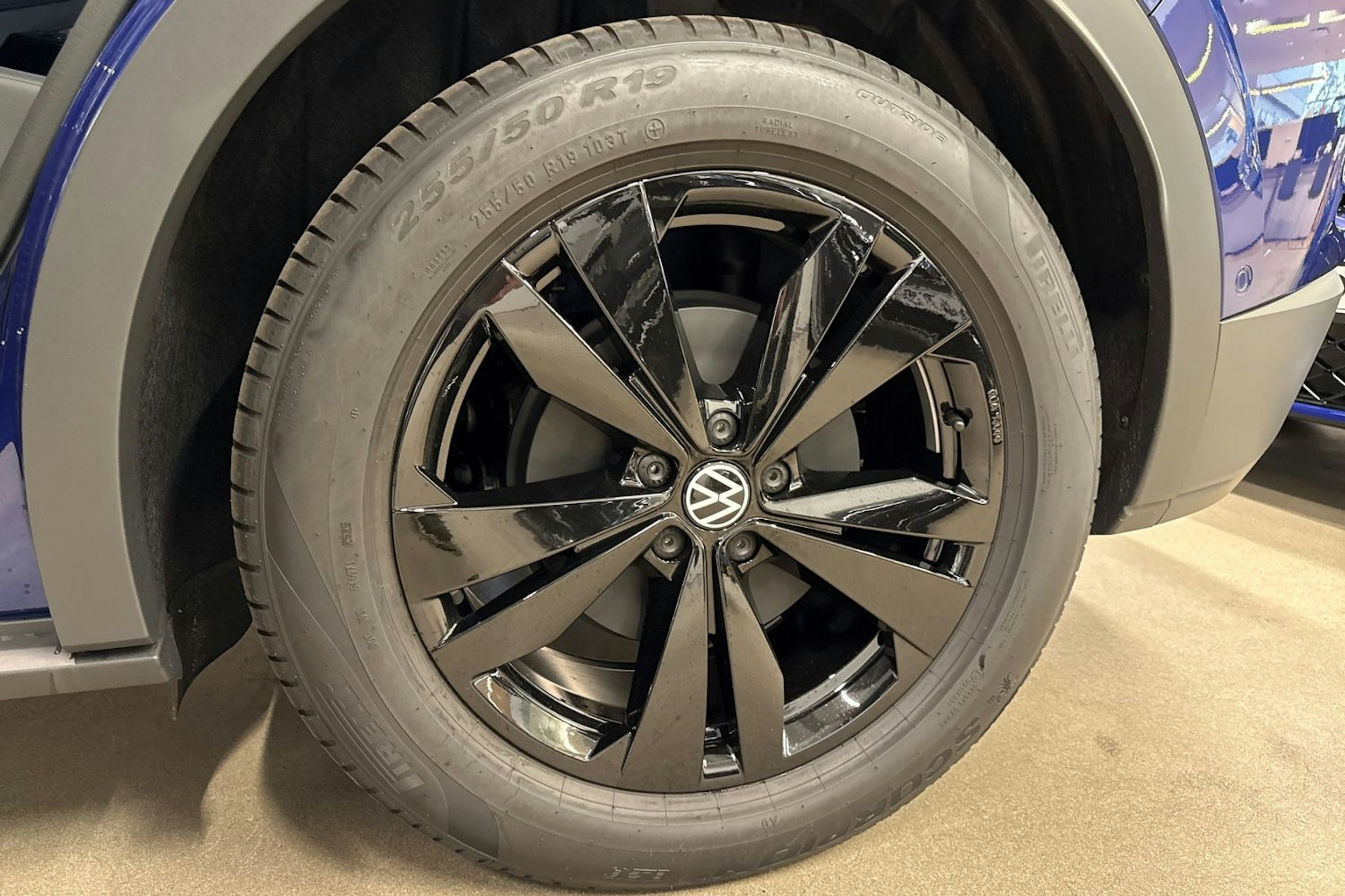 sininen Volkswagen ID.4 2025 kuva 9.