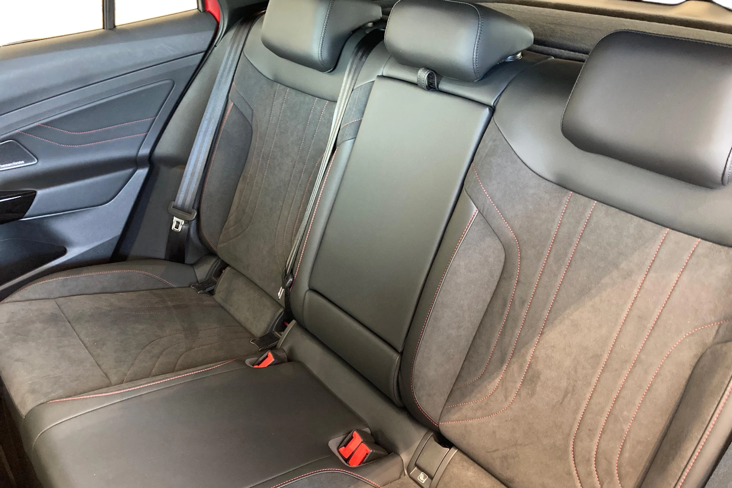 punainen Volkswagen ID.4 2026 kuva 8.