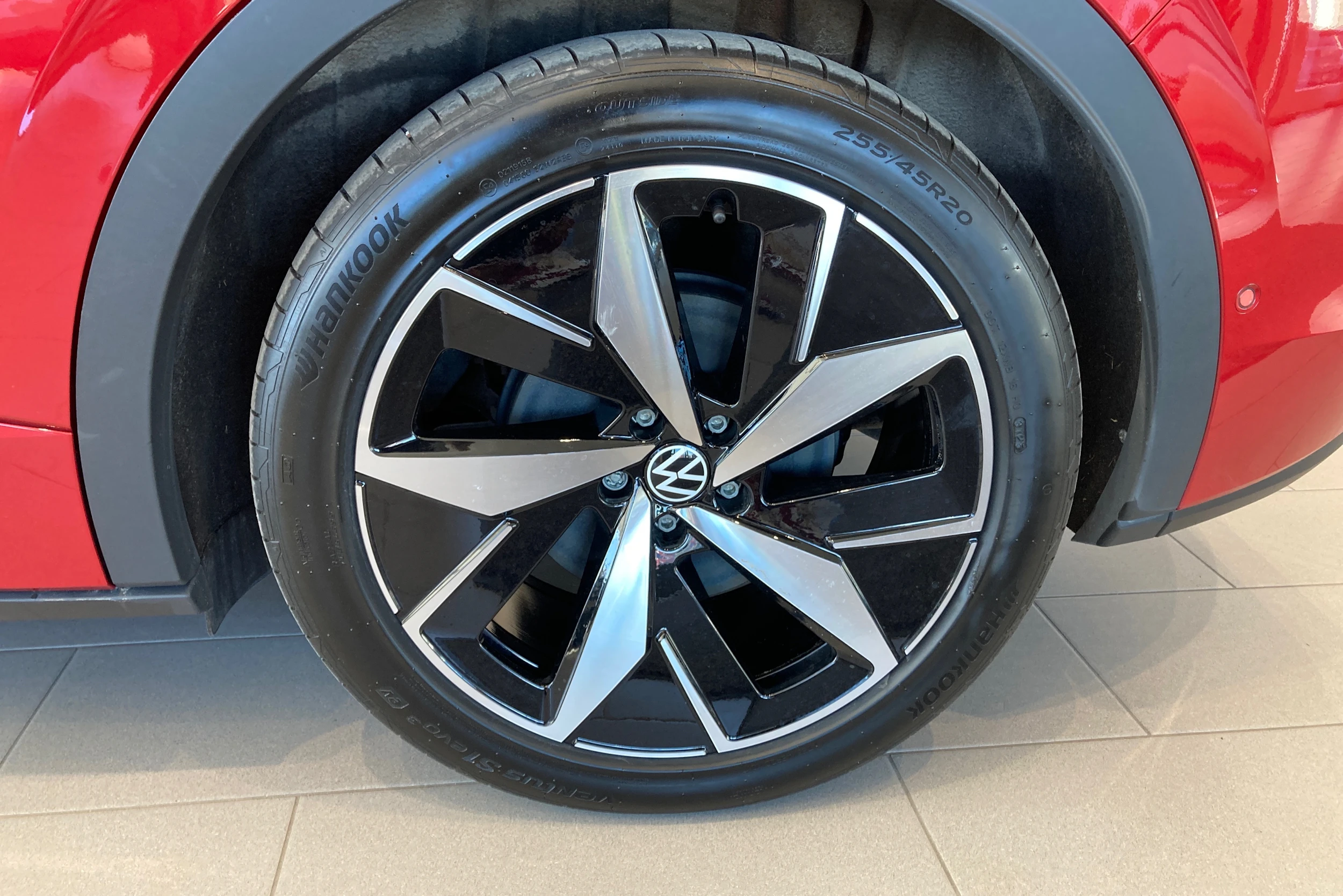 punainen Volkswagen ID.4 2026 kuva 10.