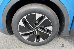 sininen Volkswagen ID.4 2026 kuva 10.