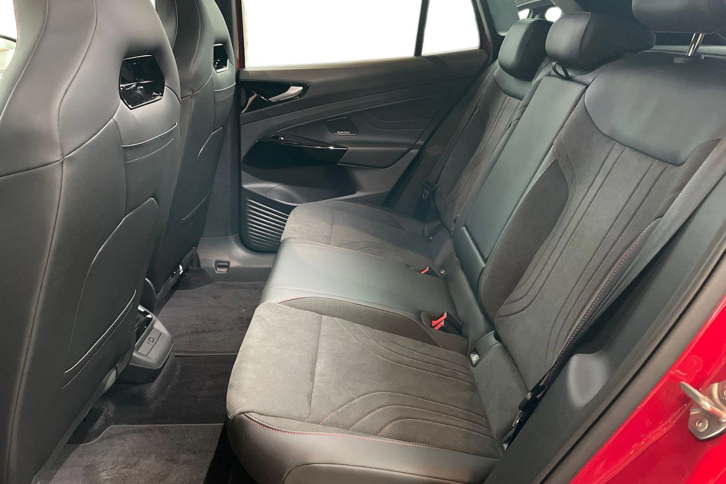 punainen Volkswagen ID.4 2026 kuva 8.