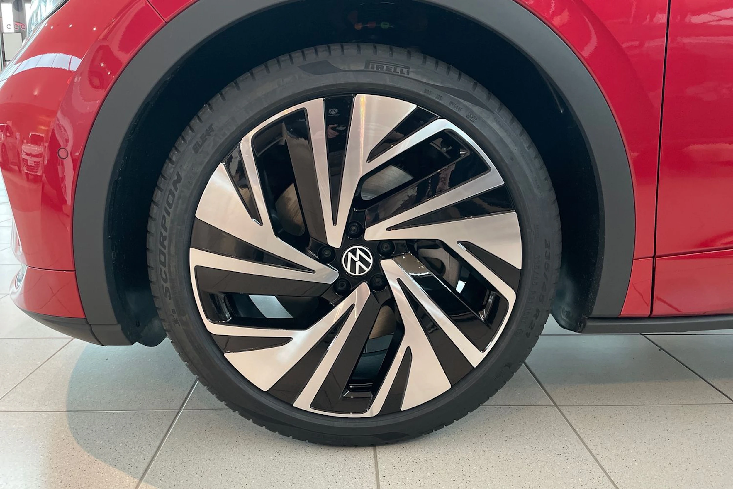 punainen Volkswagen ID.4 2026 kuva 10.