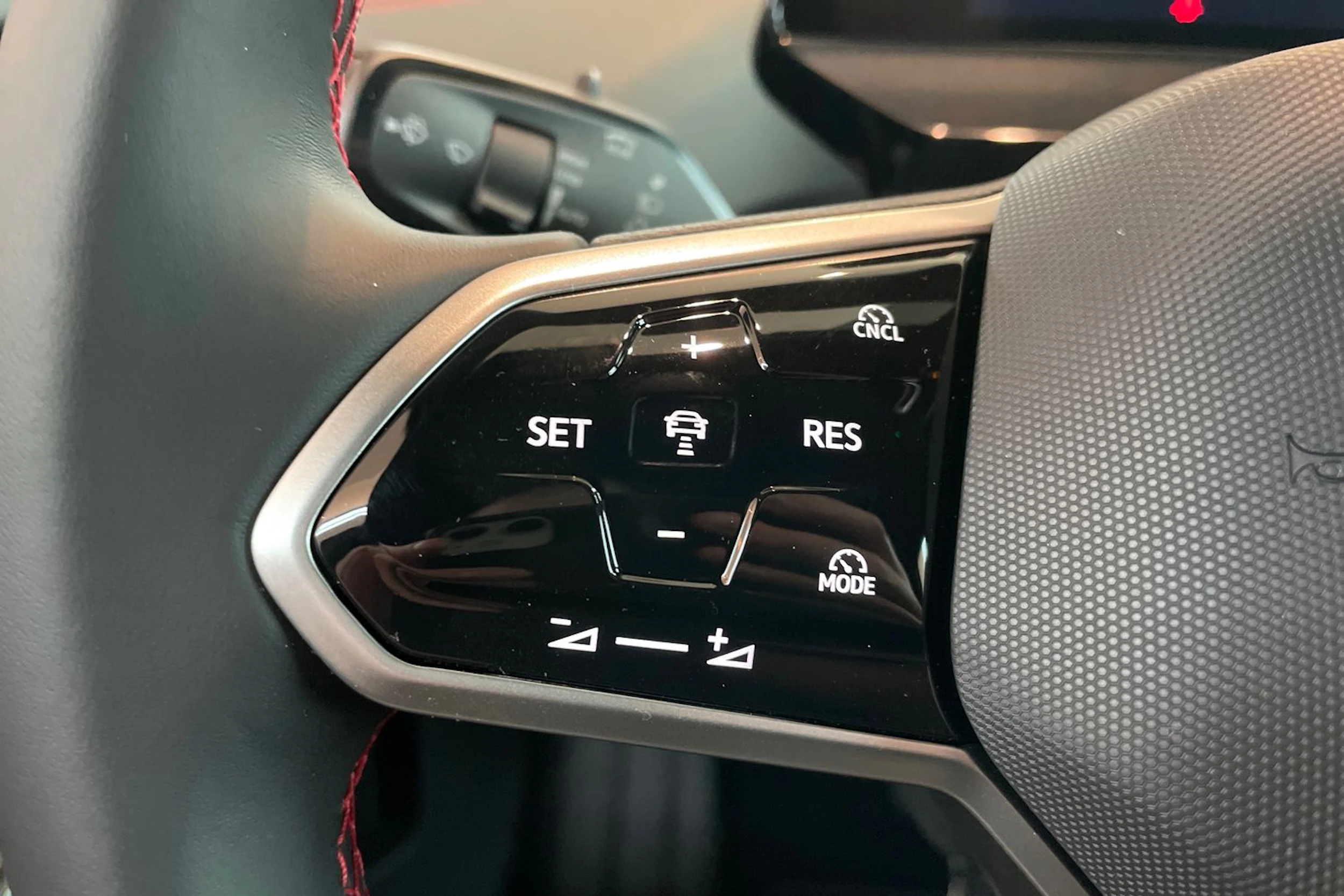 punainen Volkswagen ID.4 2026 kuva 14.