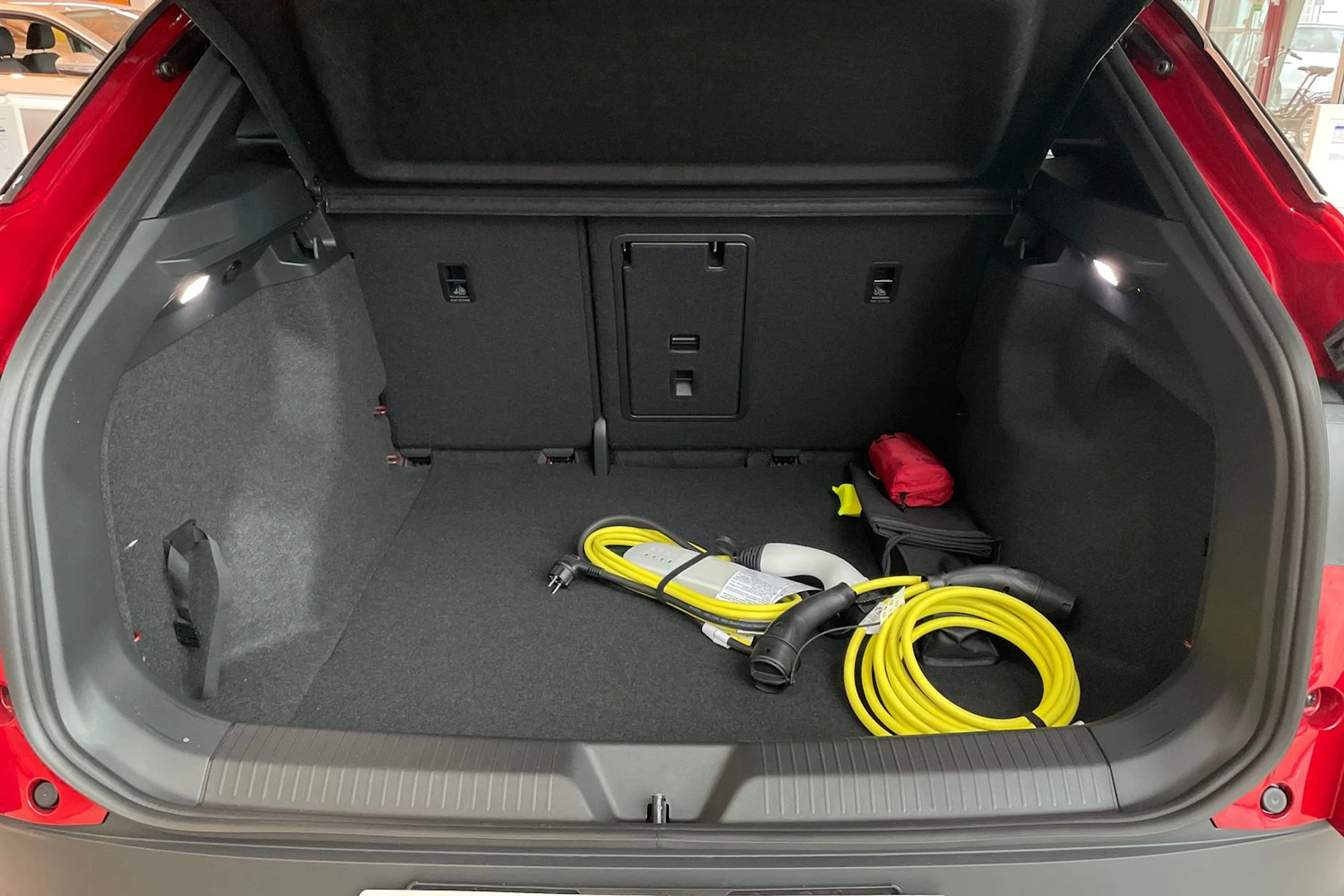 punainen Volkswagen ID.4 2026 kuva 16.