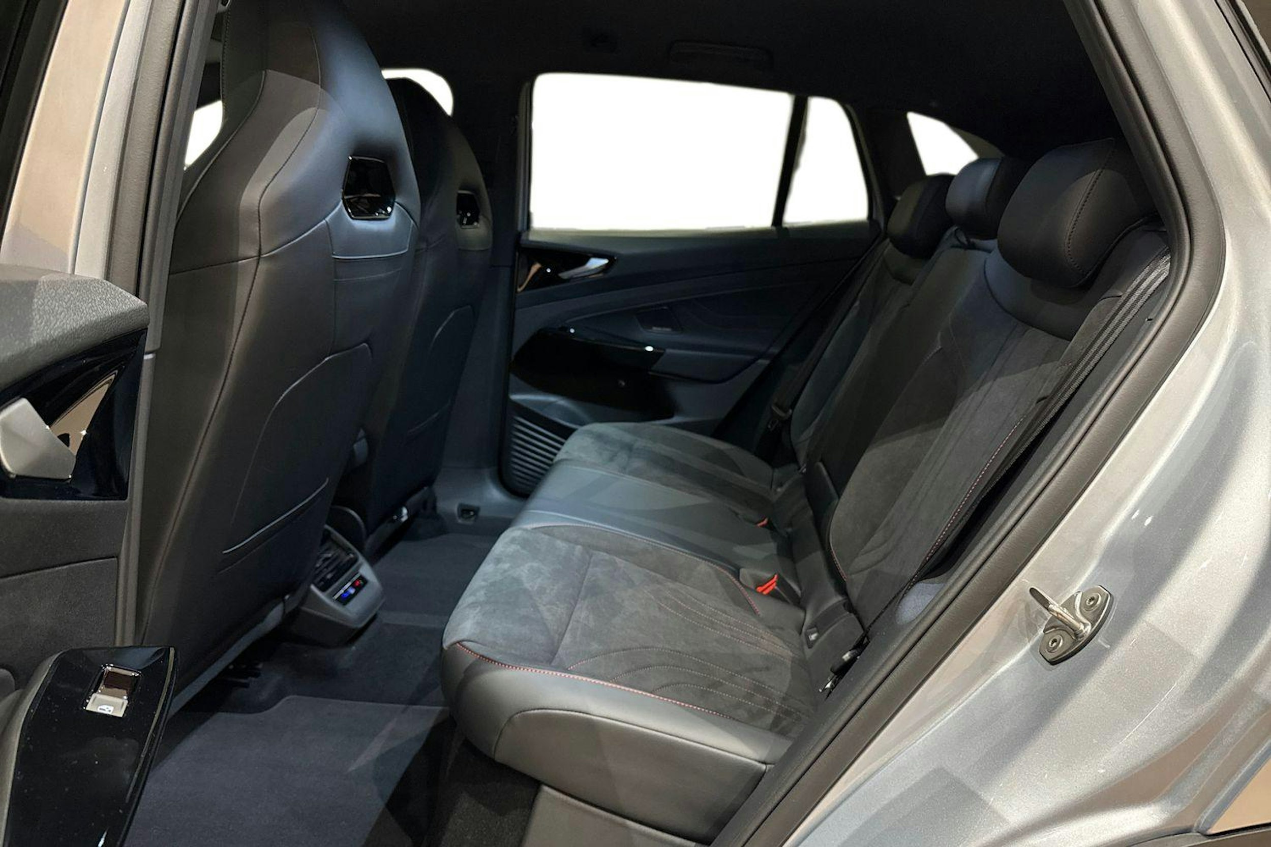 met. harmaa Volkswagen ID.4 2026 kuva 8.