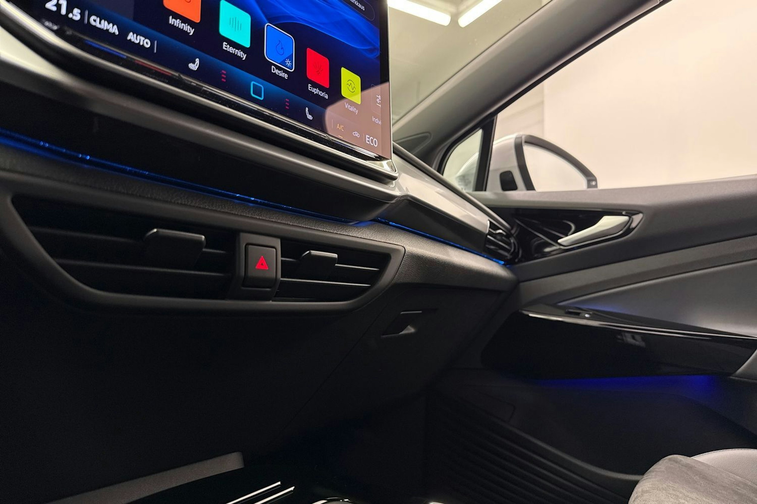 met. harmaa Volkswagen ID.4 2026 kuva 31.