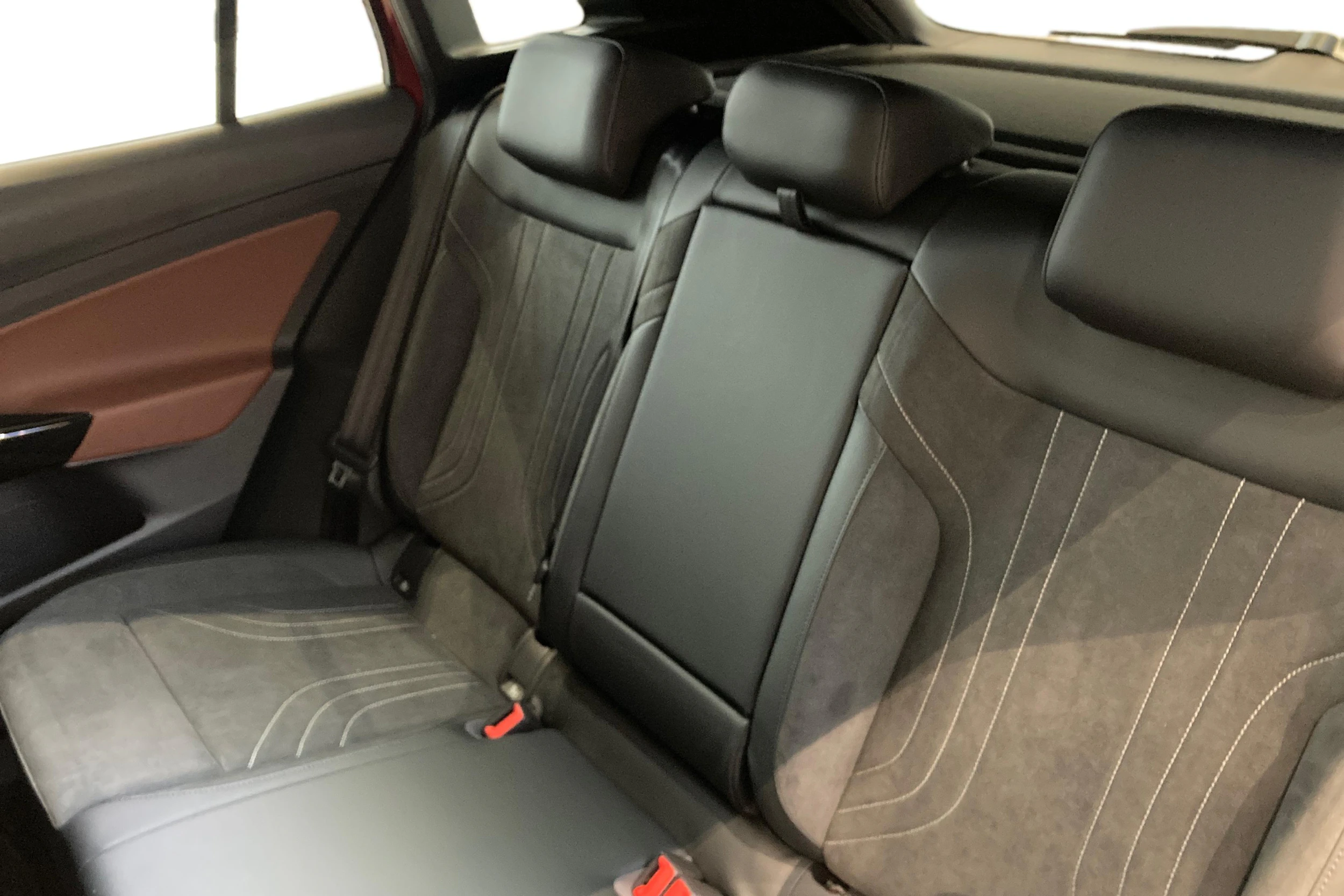 punainen Volkswagen ID.4 2026 kuva 8.