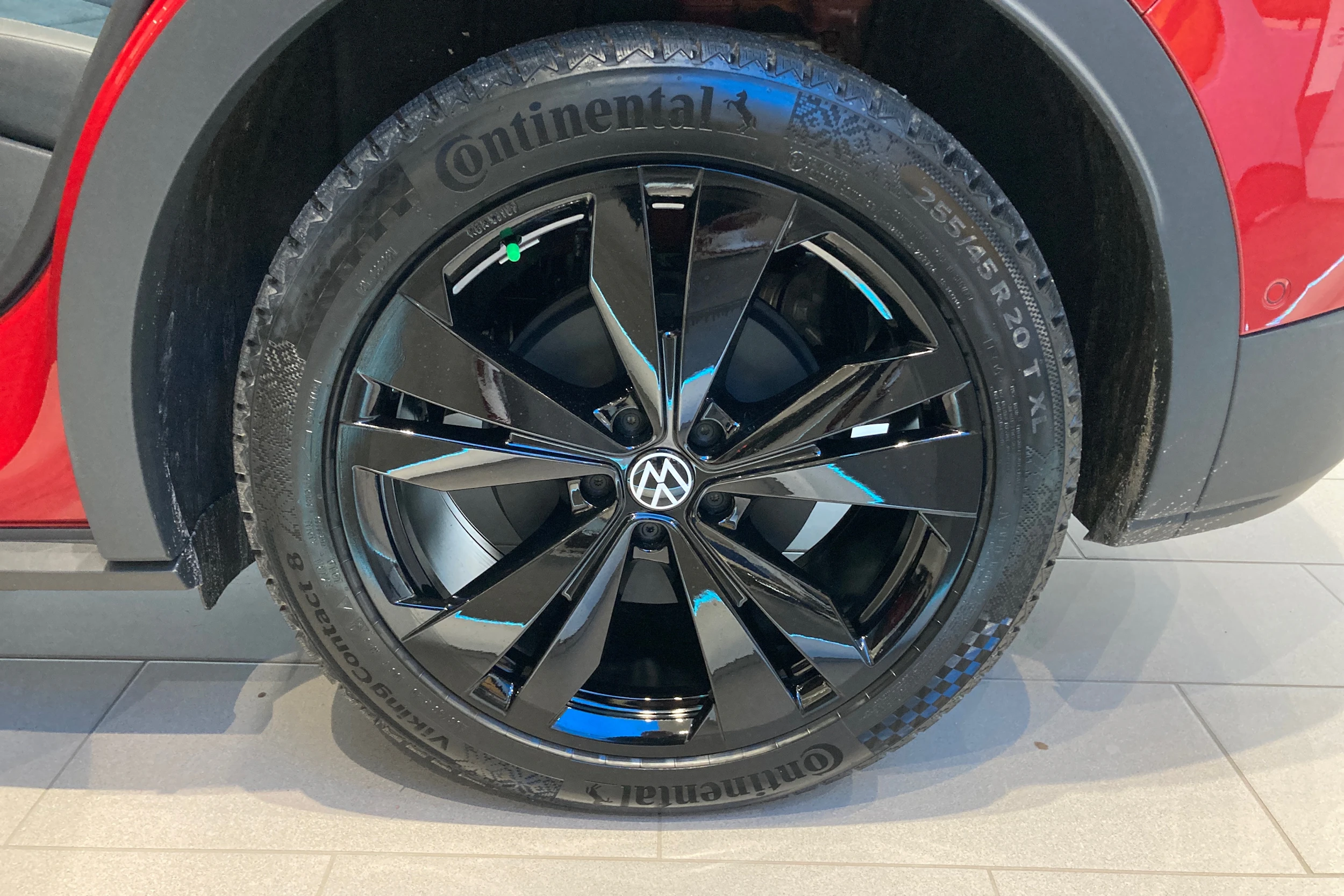 punainen Volkswagen ID.4 2026 kuva 10.