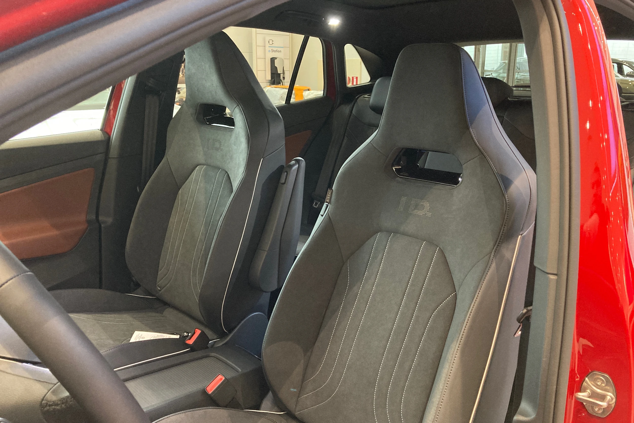 punainen Volkswagen ID.4 2026 kuva 11.