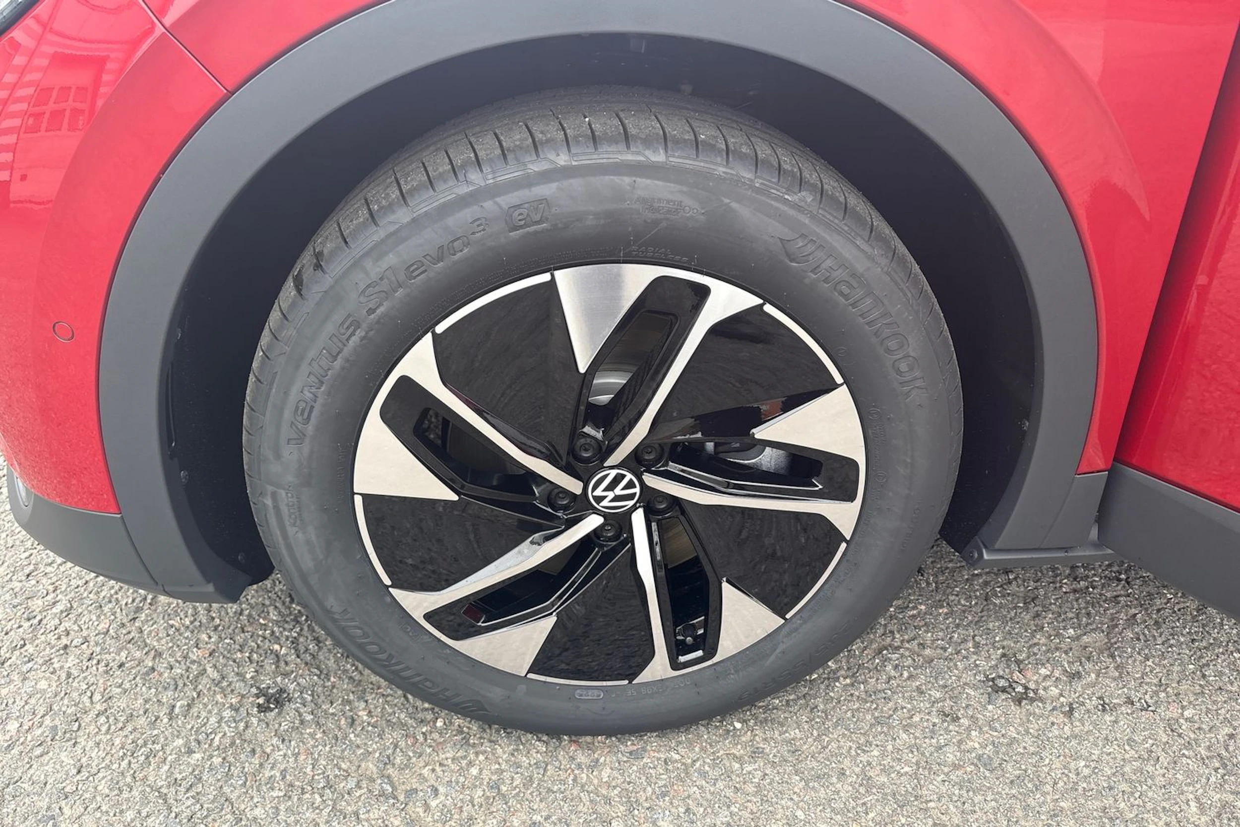 punainen Volkswagen ID.4 2026 kuva 10.