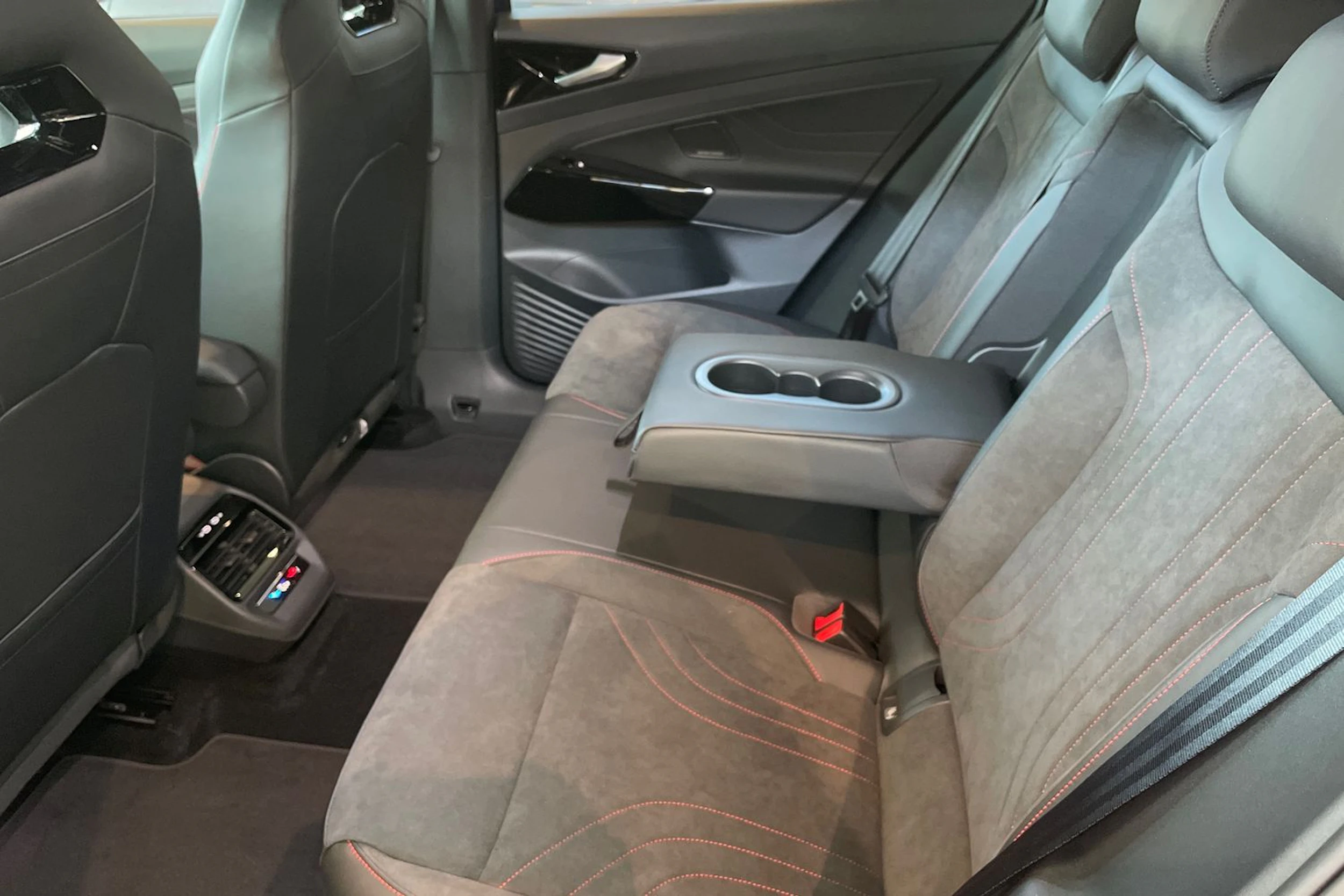 sininen Volkswagen ID.4 2026 kuva 16.