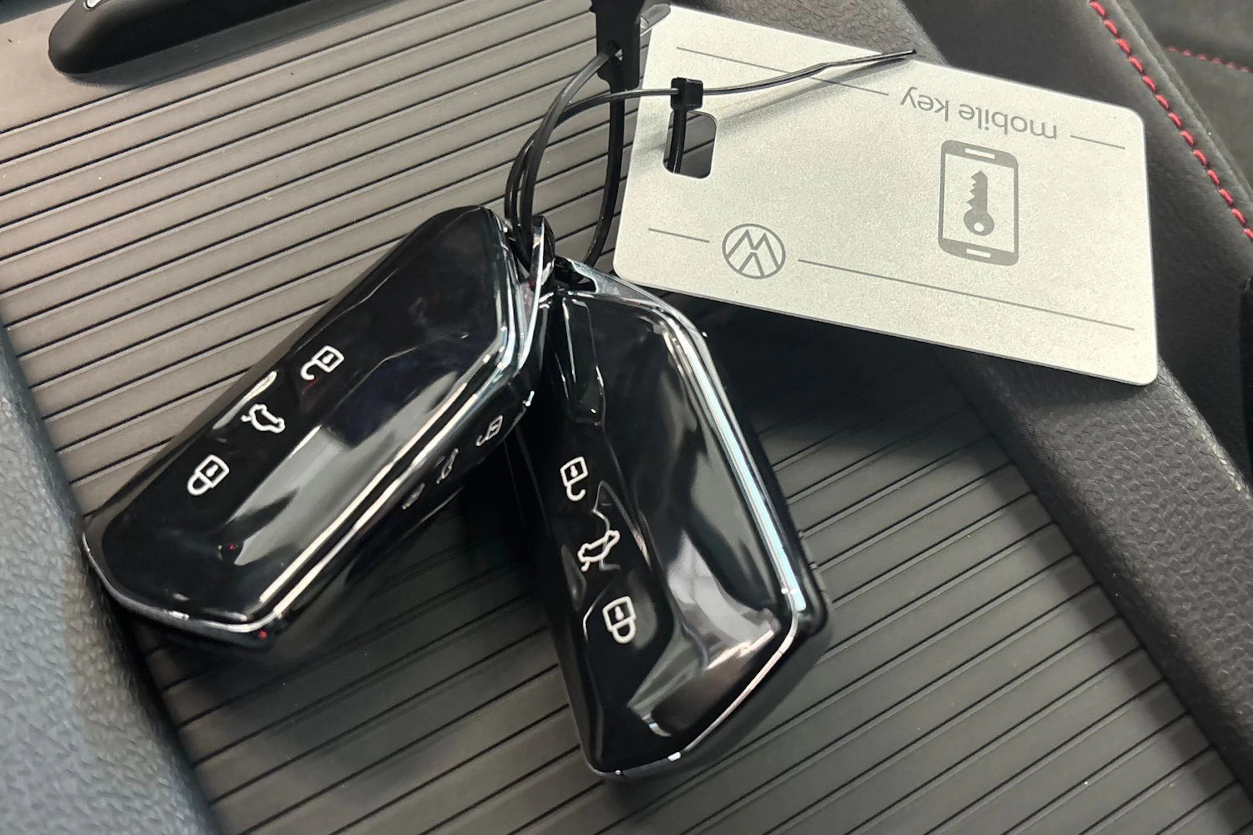 valkoinen Volkswagen ID.4 2027 kuva 37.