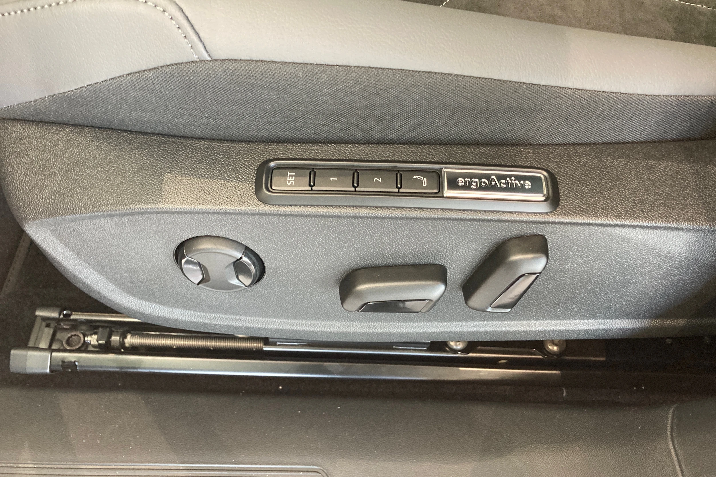 punainen Volkswagen ID.4 2027 kuva 12.