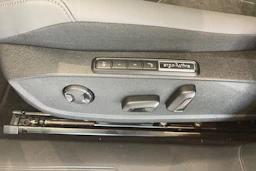 punainen Volkswagen ID.4 2027 kuva 12.
