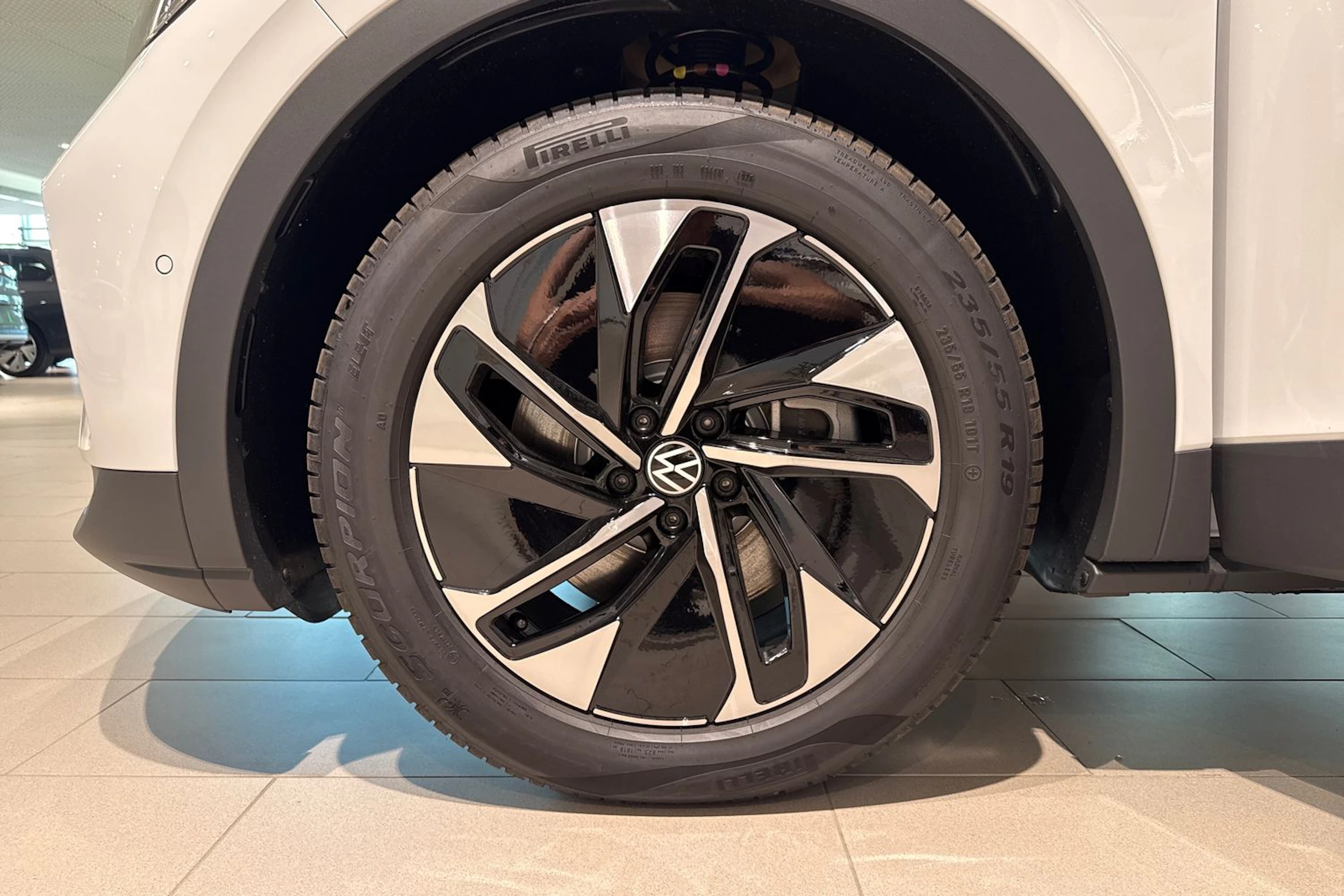 valkoinen Volkswagen ID.4 2027 kuva 10.