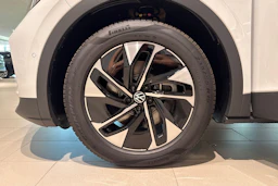 valkoinen Volkswagen ID.4 2027 kuva 10.