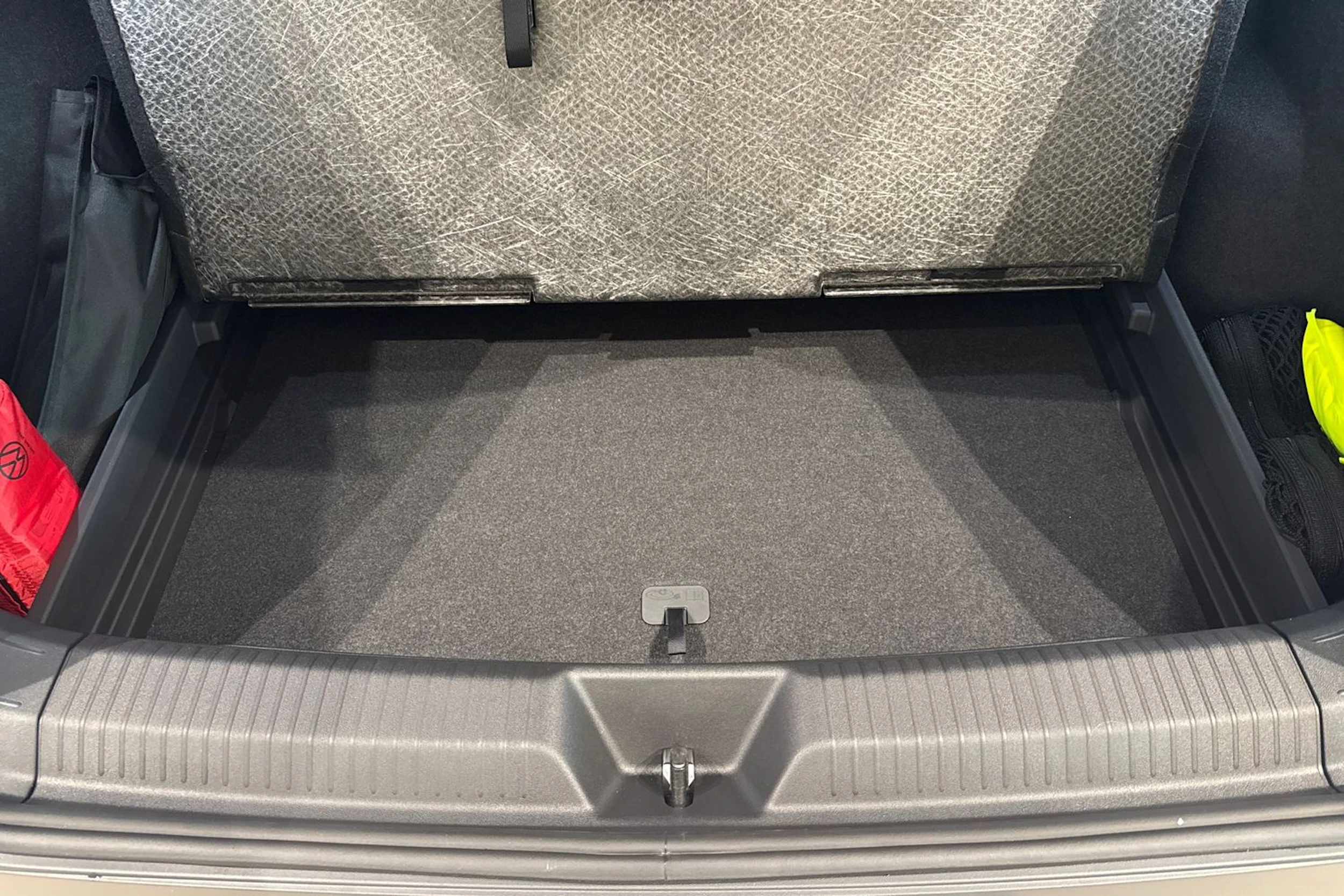valkoinen Volkswagen ID.4 2027 kuva 14.
