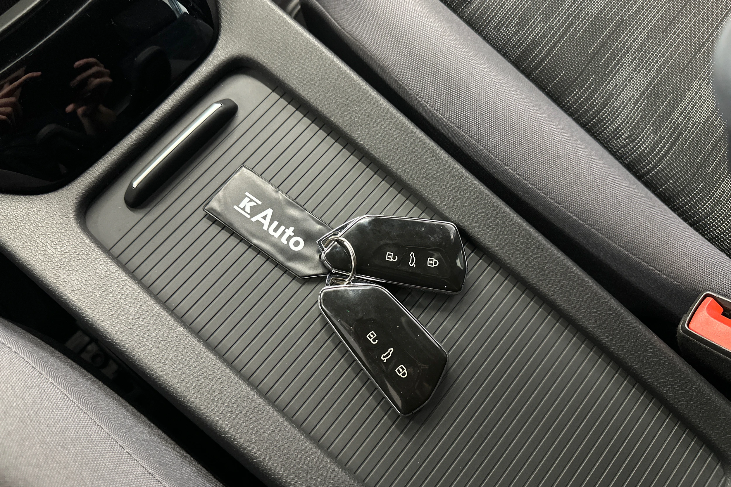 valkoinen Volkswagen ID.4 2022 kuva 16.