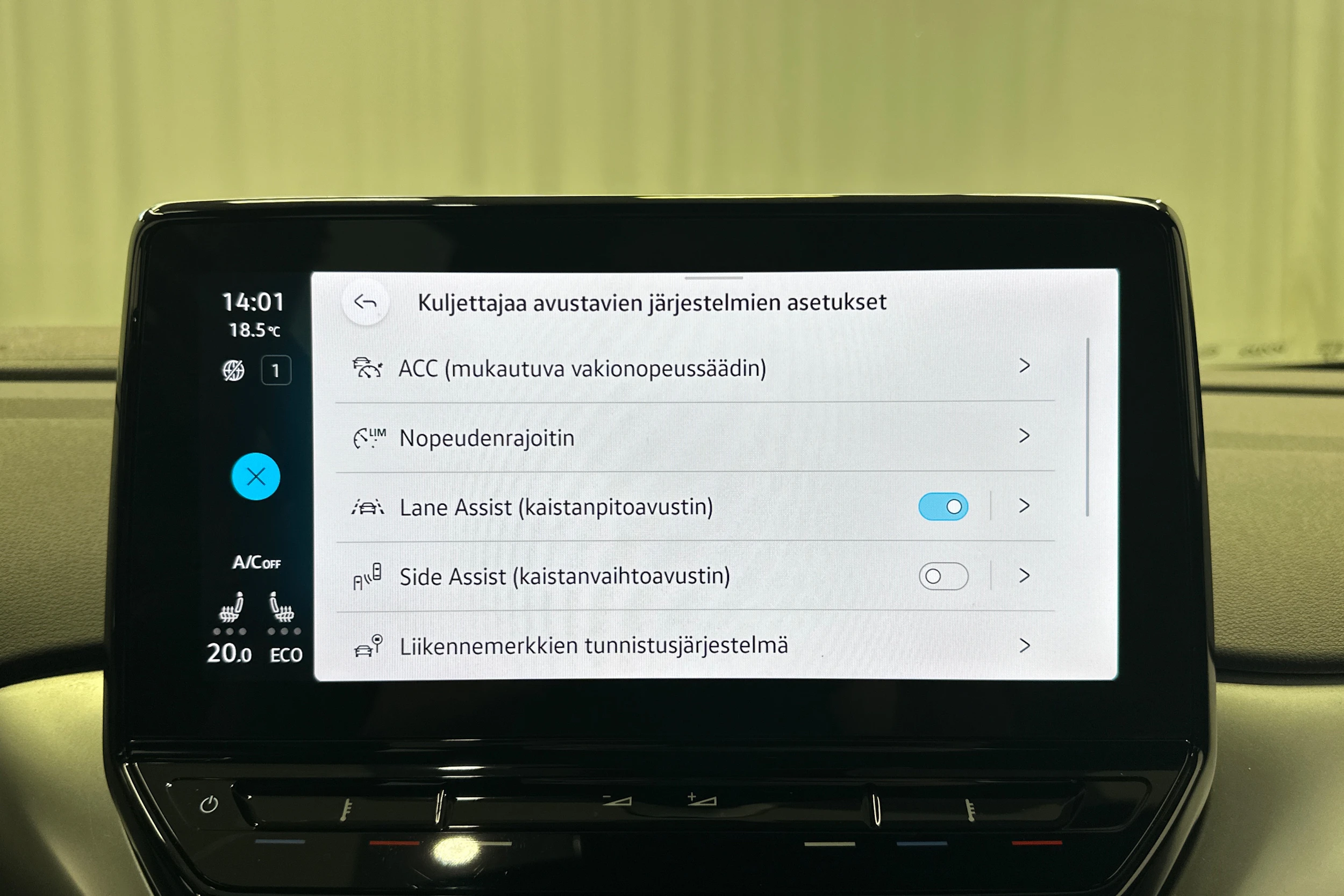 valkoinen Volkswagen ID.4 2022 kuva 21.