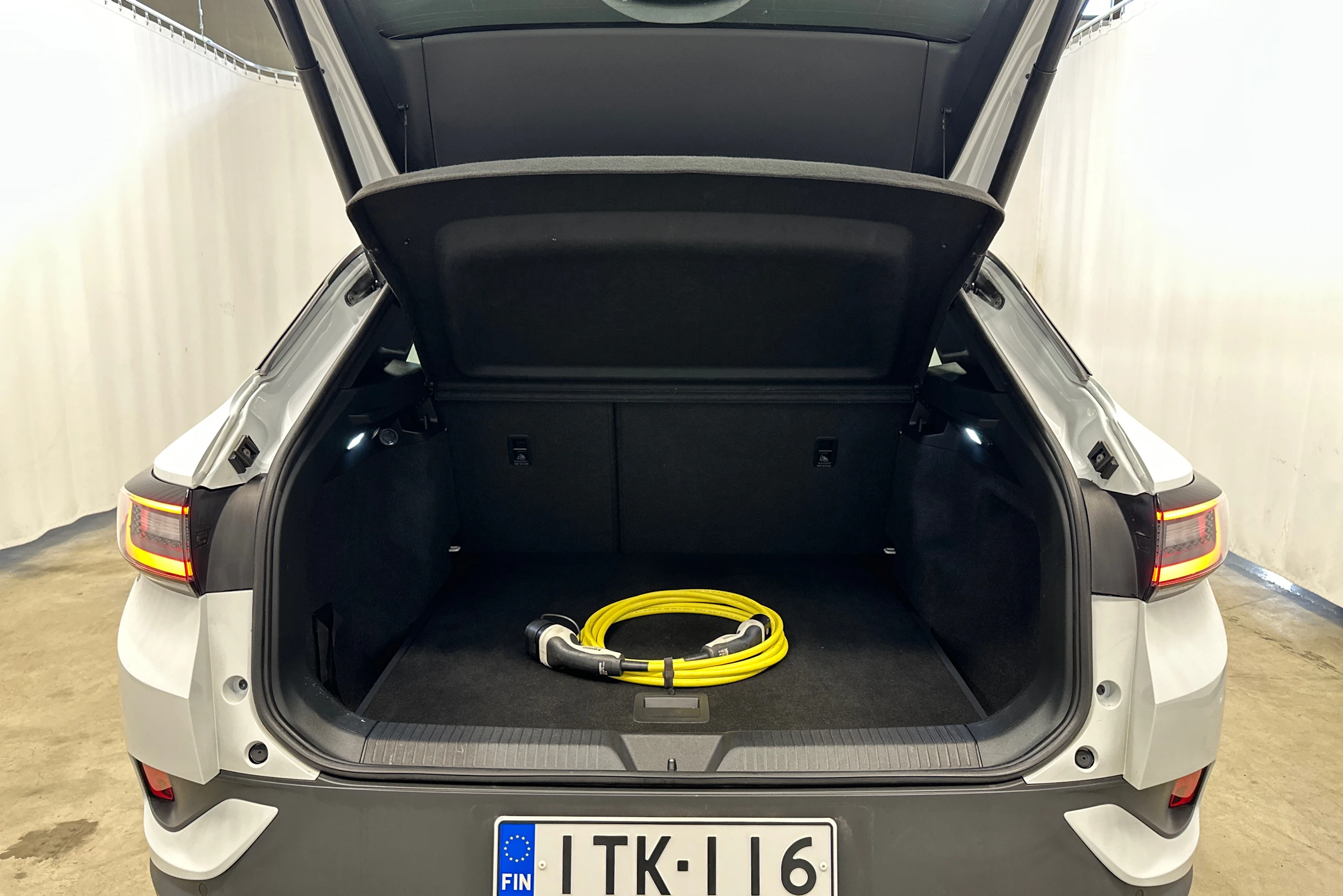 valkoinen Volkswagen ID.4 2022 kuva 27.