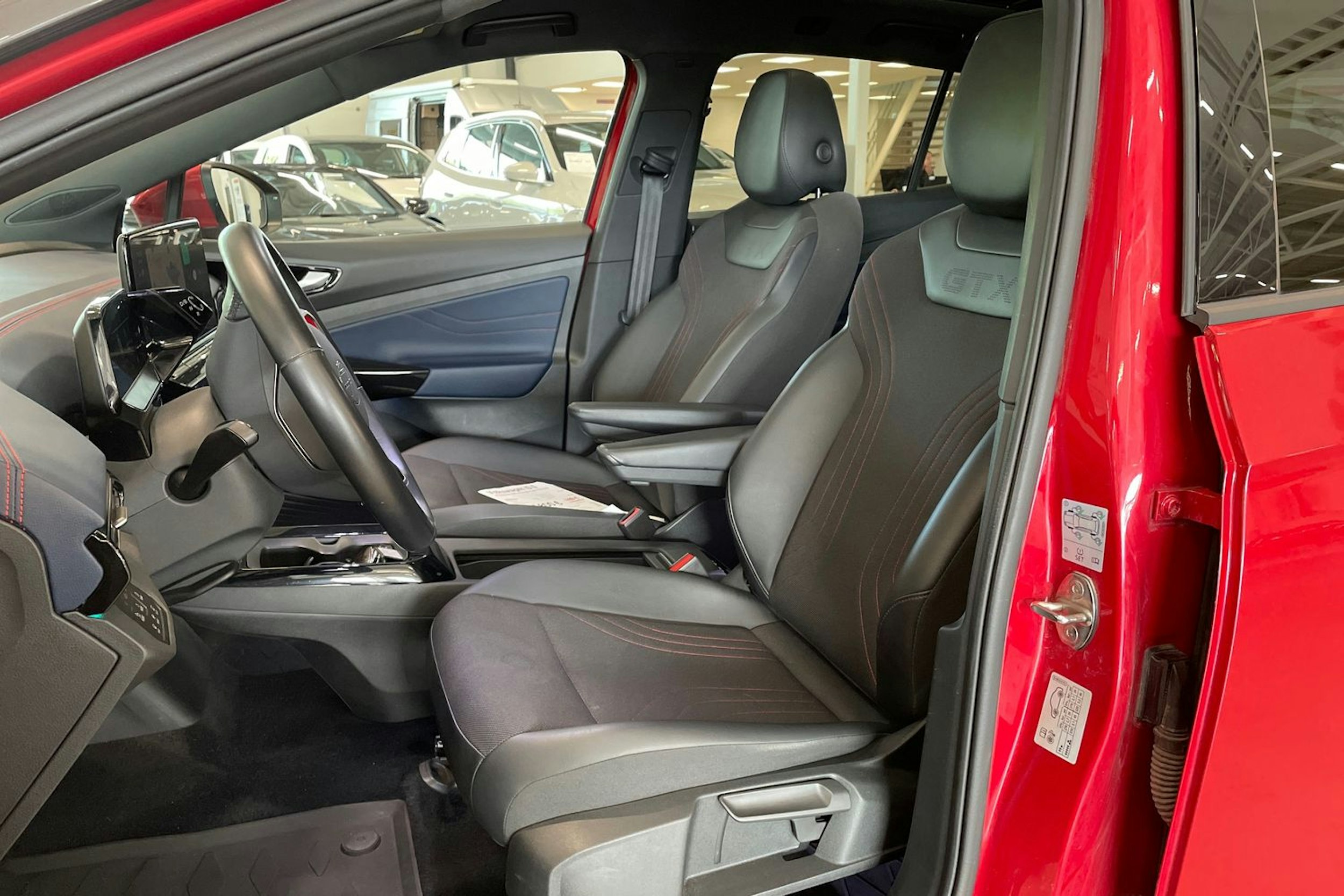 punainen Volkswagen ID.5 2022 kuva 11.