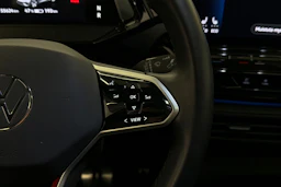 punainen Volkswagen ID.5 2022 kuva 14.