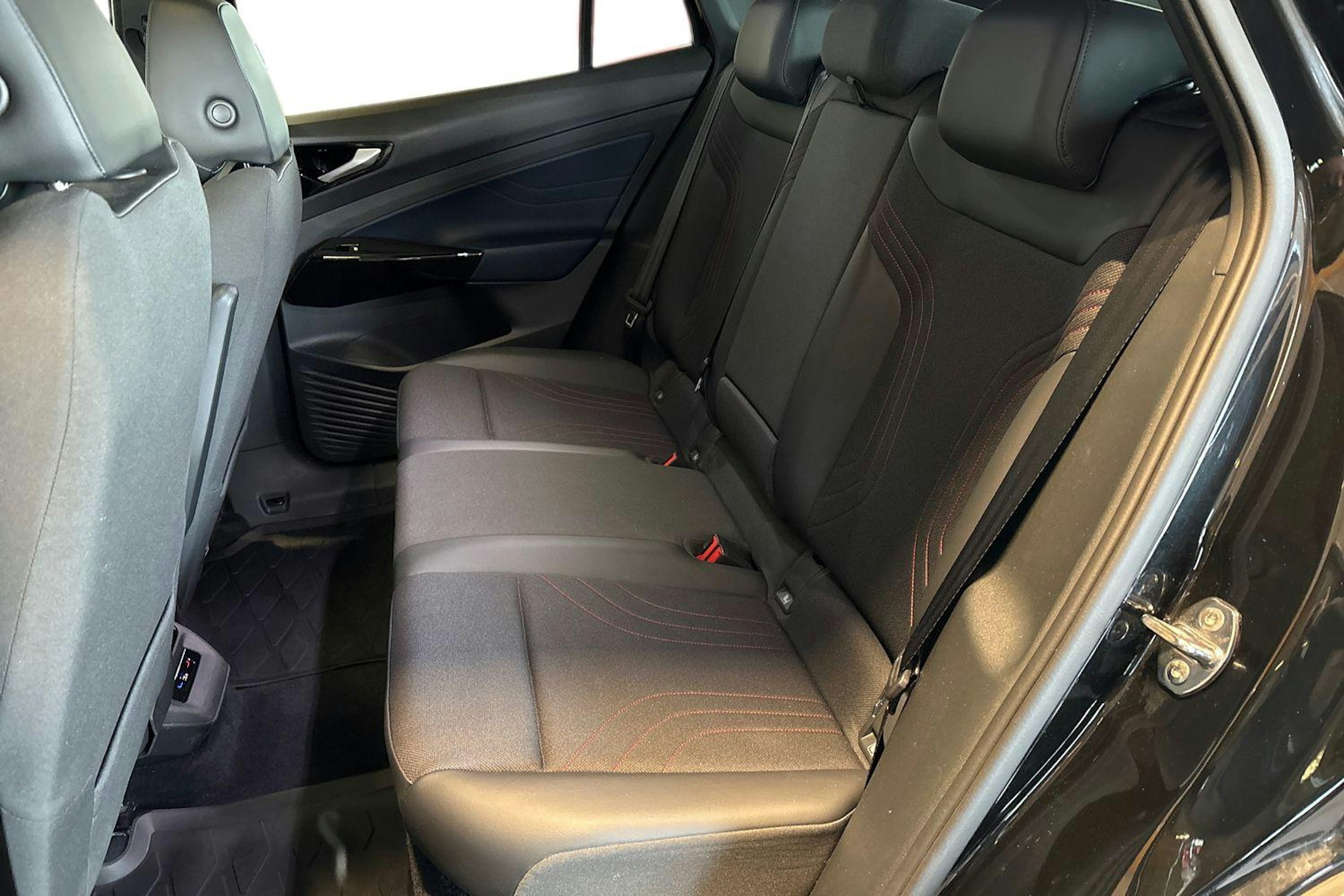 Valkoinen Volkswagen ID.5 2022 kuva 10.