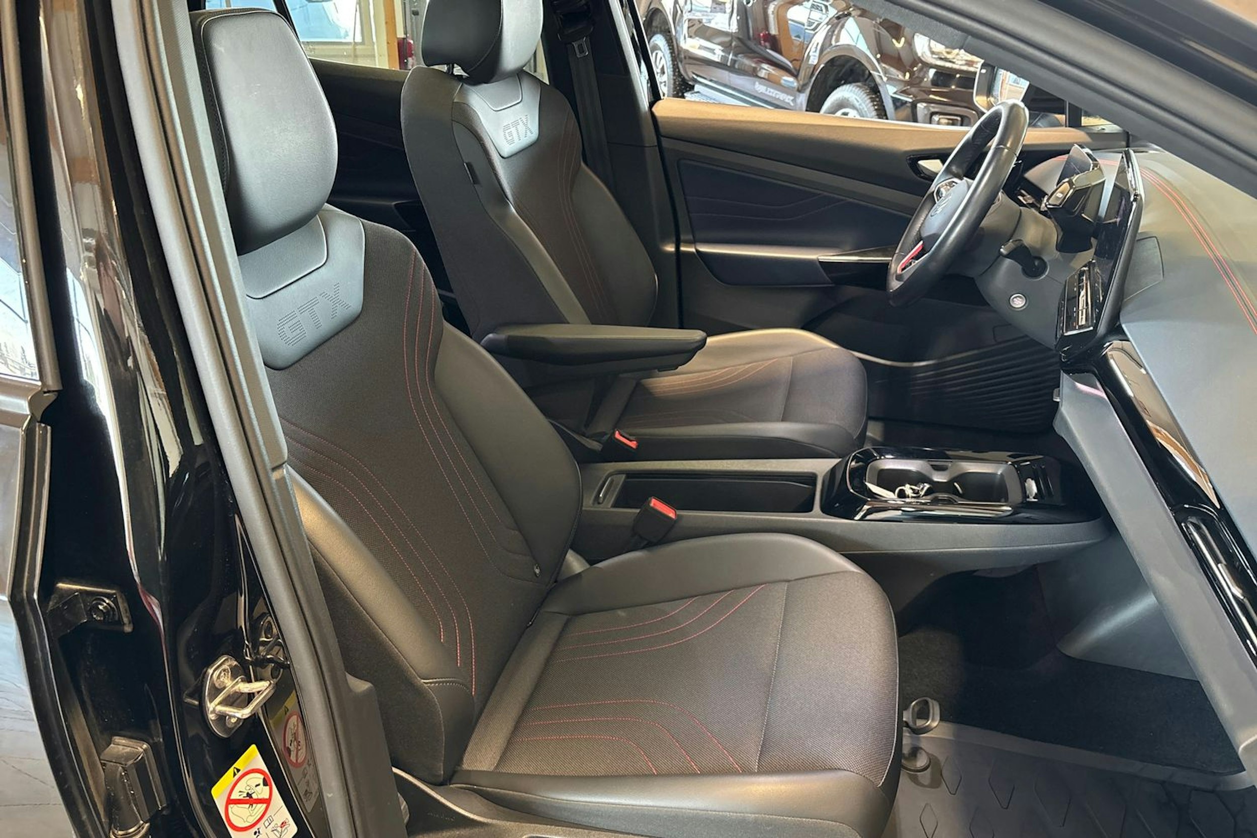 Valkoinen Volkswagen ID.5 2022 kuva 14.