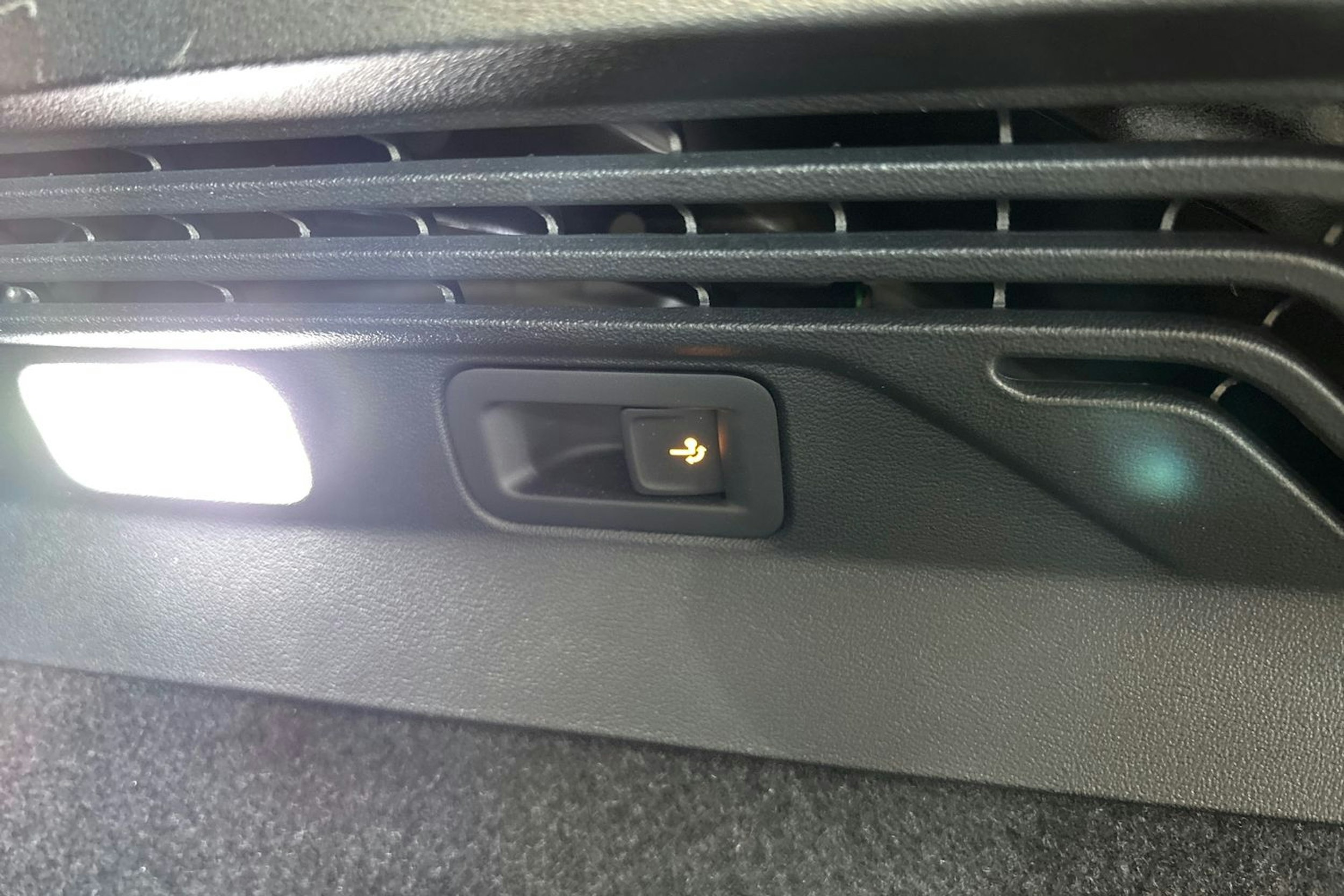 Valkoinen Volkswagen ID.5 2022 kuva 15.