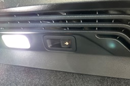 Valkoinen Volkswagen ID.5 2022 kuva 15.