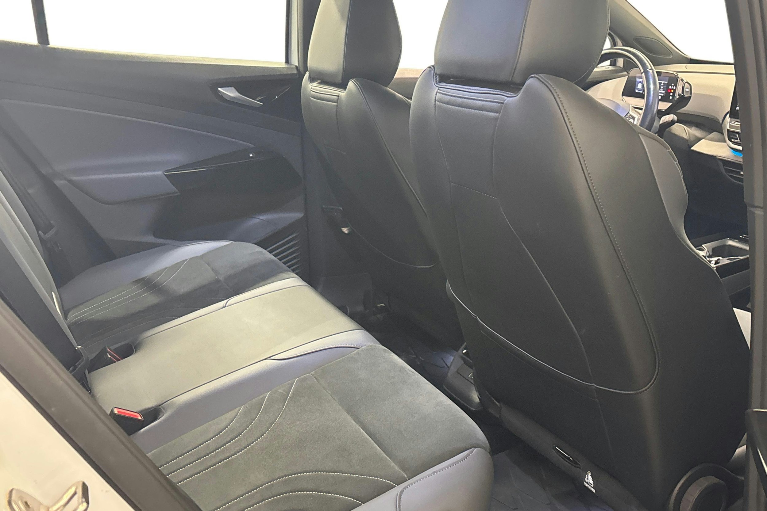 valkoinen Volkswagen ID.5 2022 kuva 11.