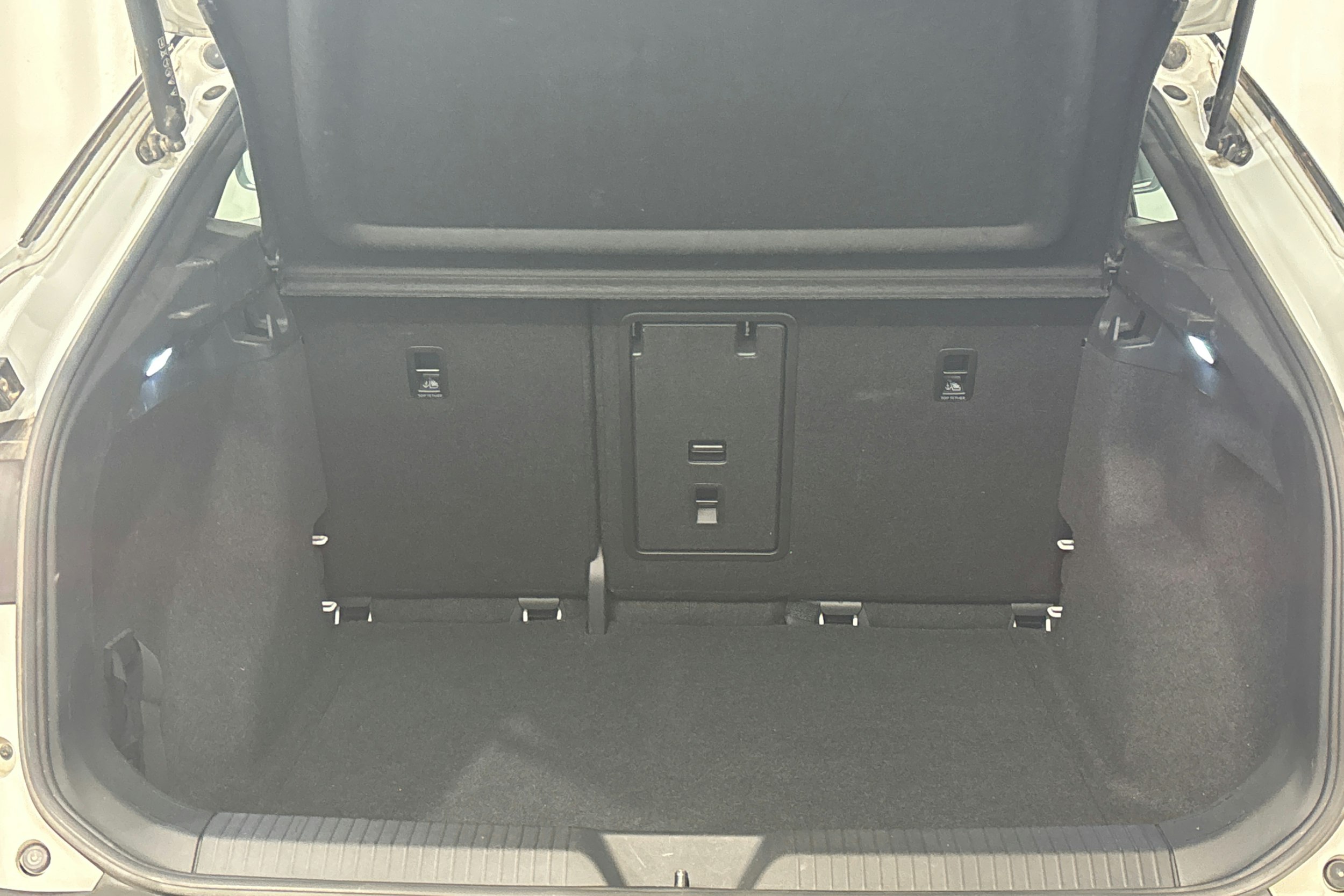 valkoinen Volkswagen ID.5 2022 kuva 14.