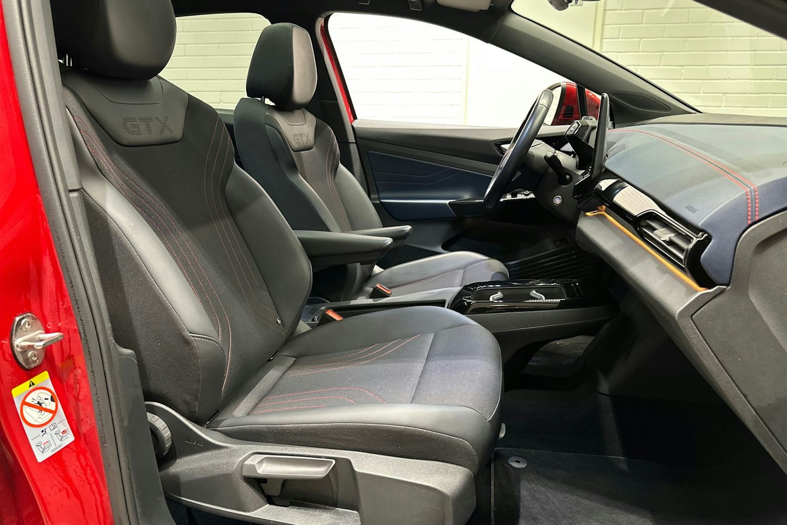 punainen Volkswagen ID.5 2022 kuva 32.