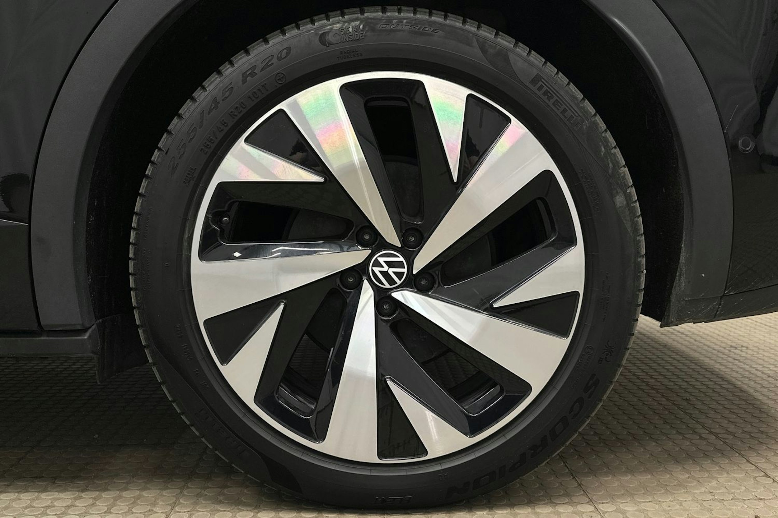 musta Volkswagen ID.5 2022 kuva 13.