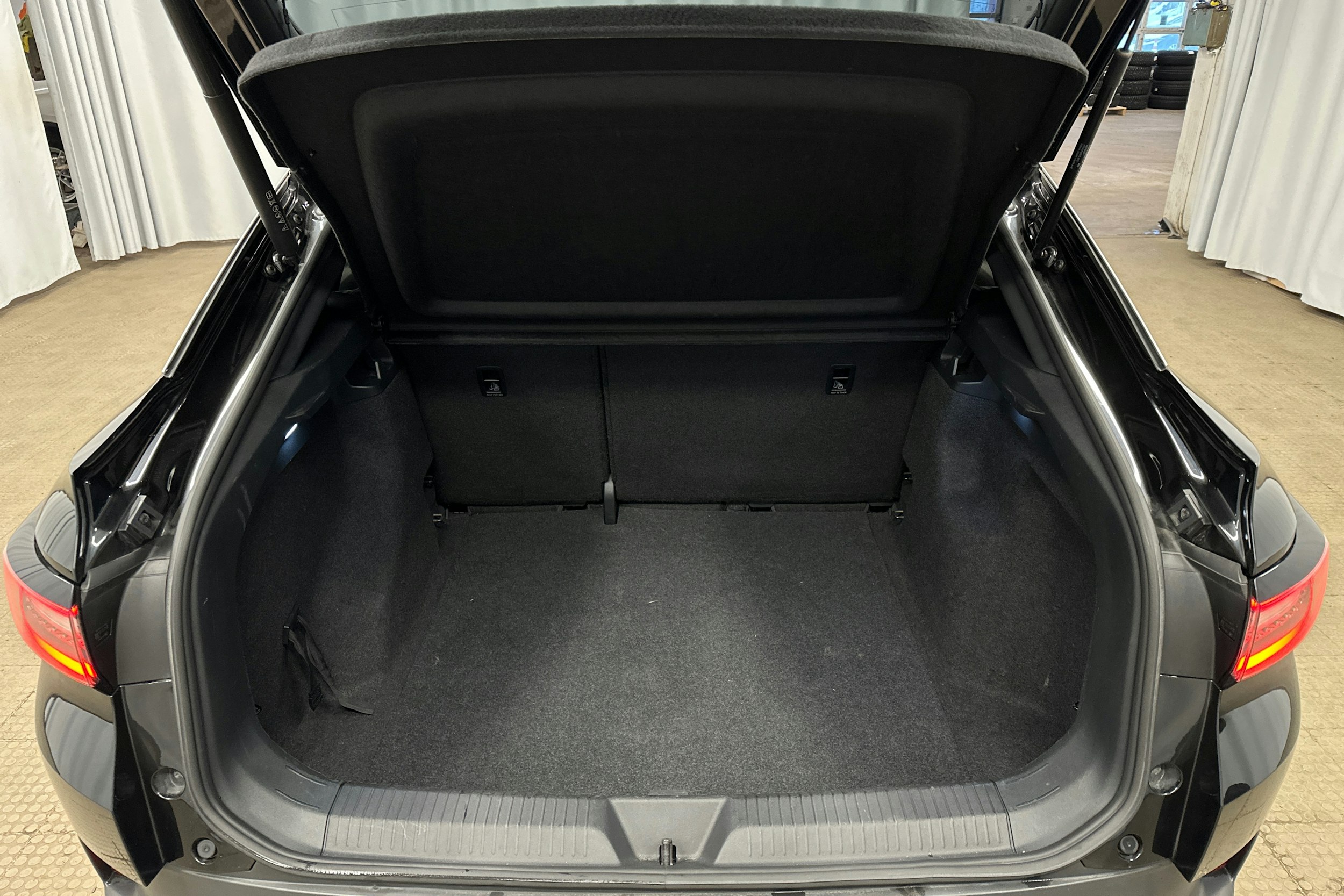 musta Volkswagen ID.5 2022 kuva 28.