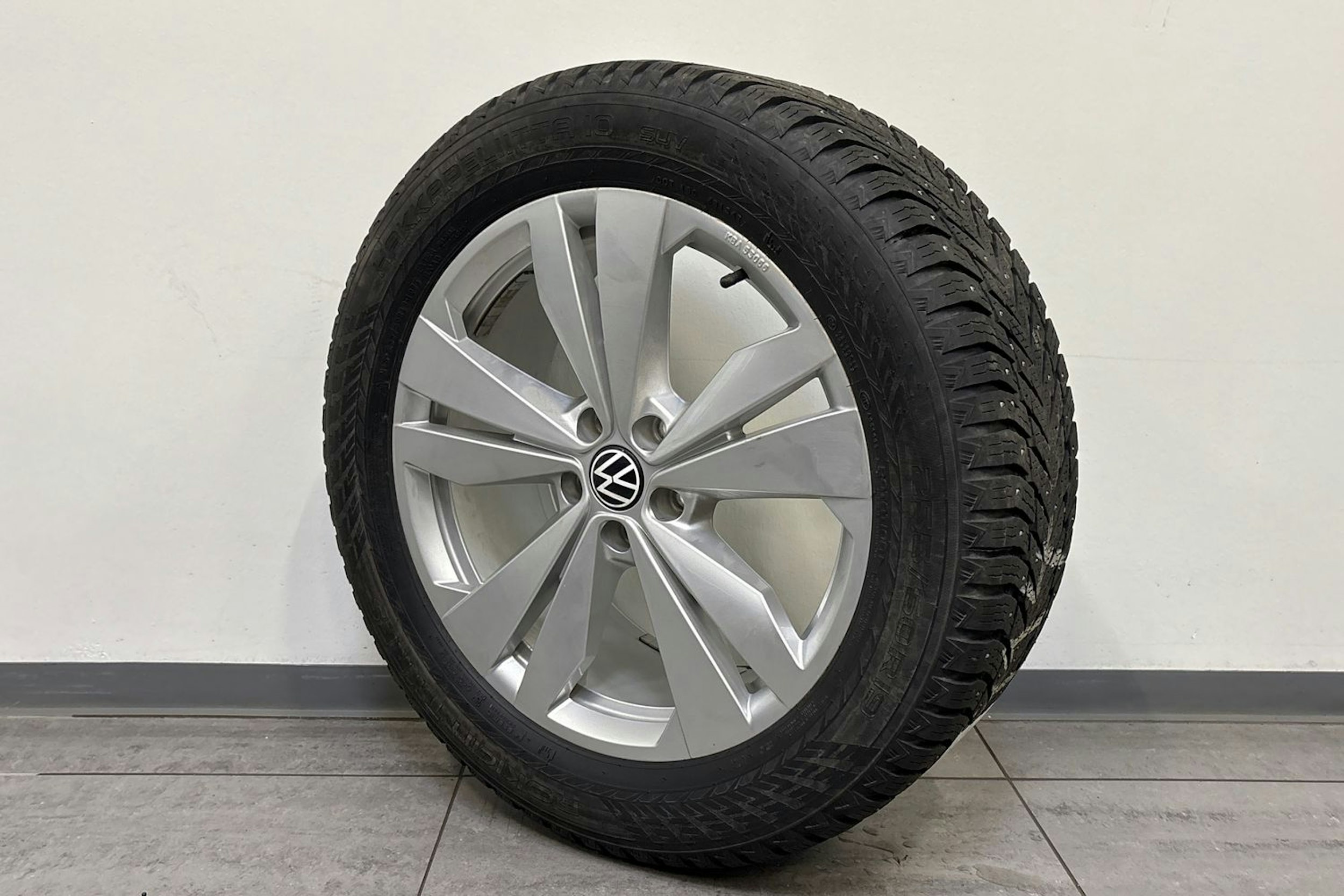 harmaa Volkswagen ID.5 2022 kuva 13.