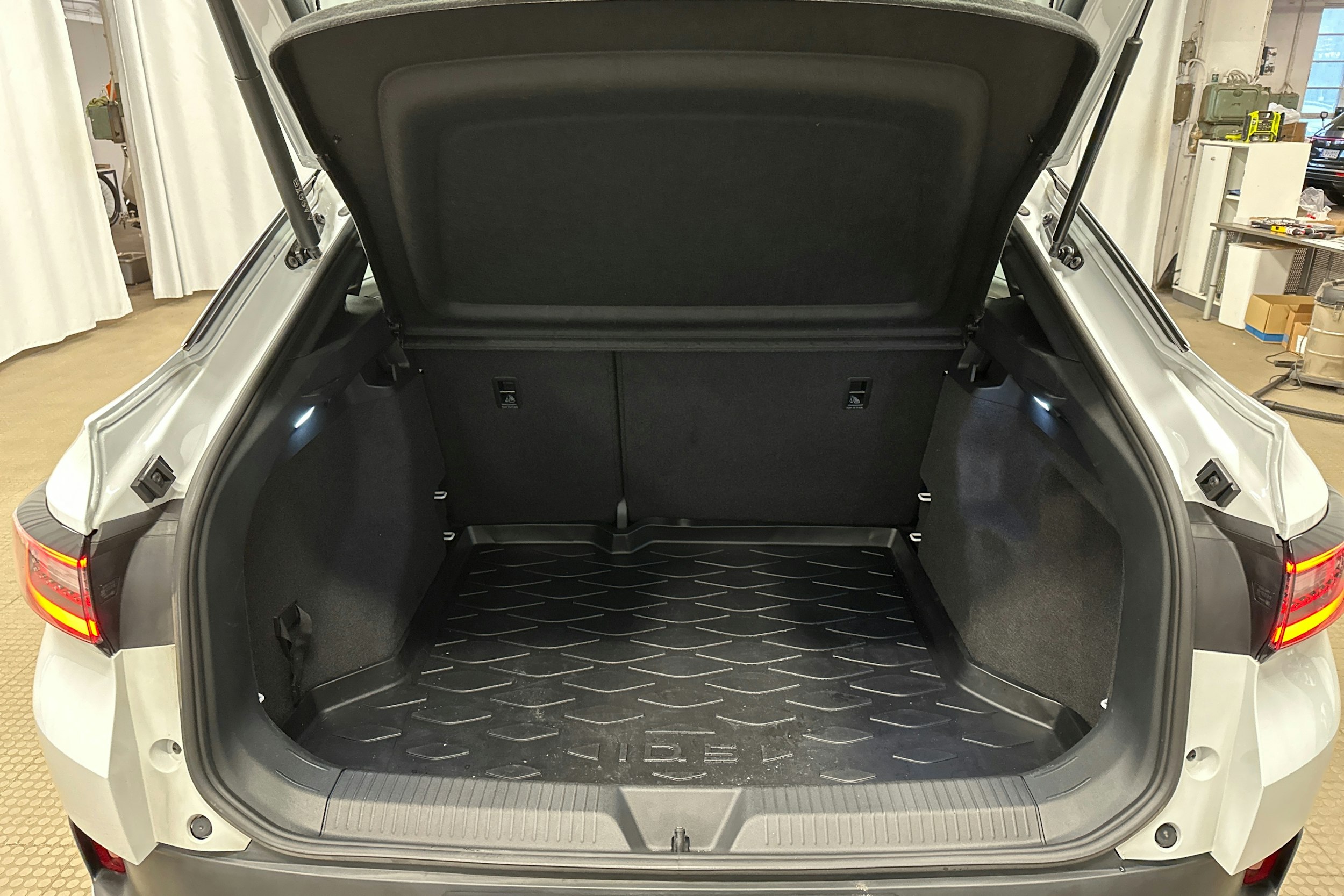 valkoinen Volkswagen ID.5 2022 kuva 26.